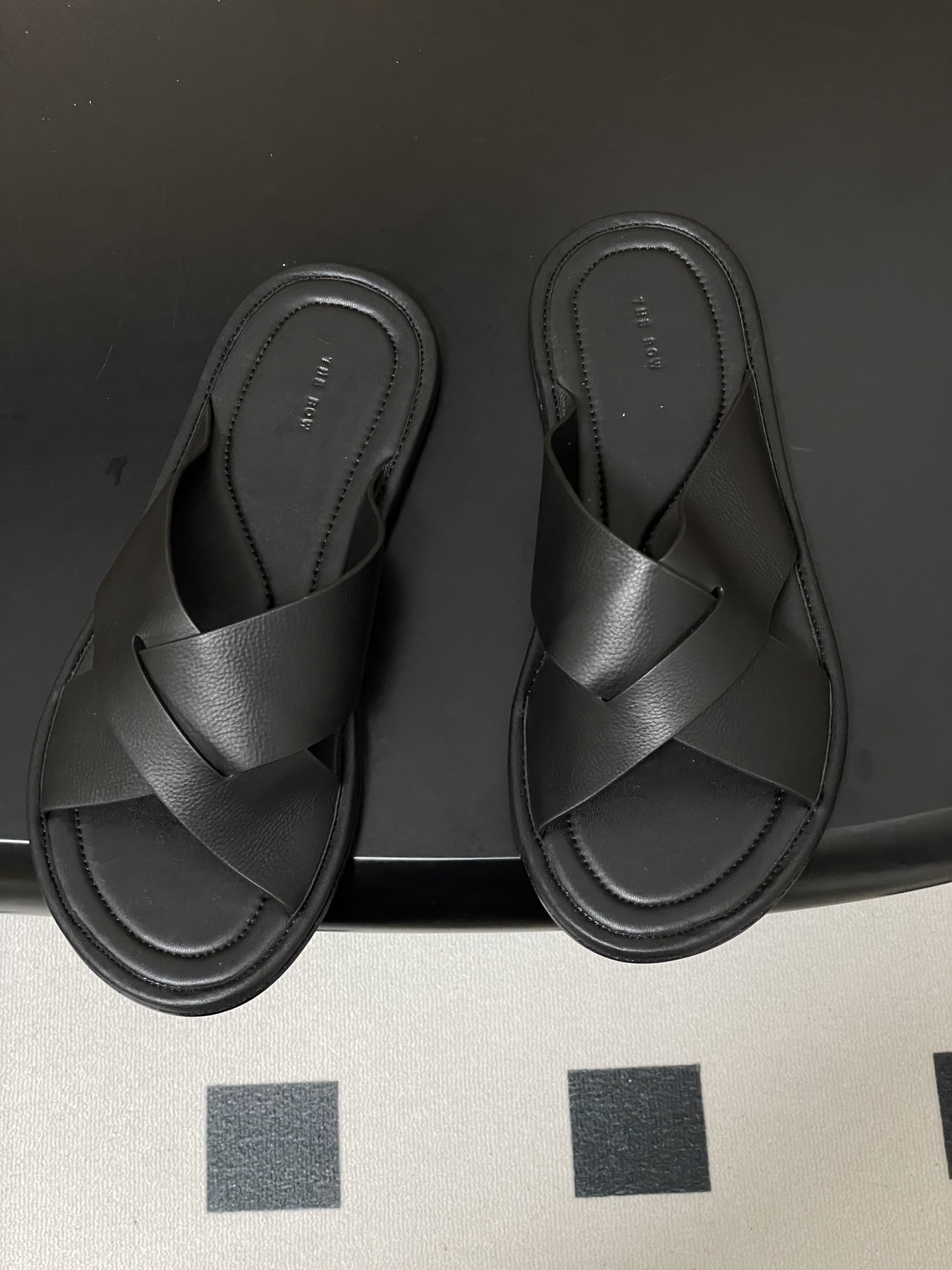 -THE ROW 26春夏新款TR简易交叉带平底凉拖鞋The Row 最大的特色是由剪裁考究的单品构成，