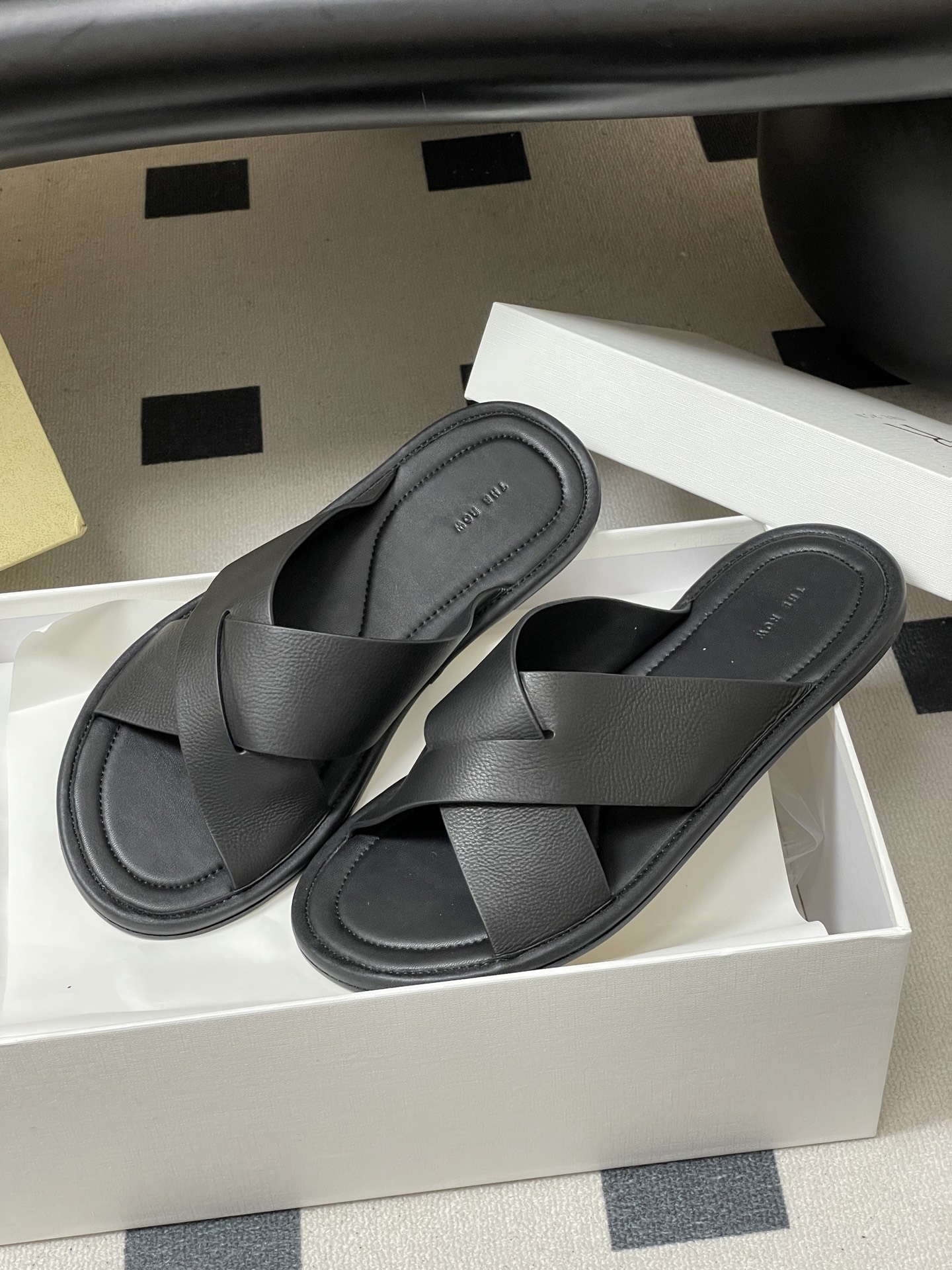 -THE ROW 26春夏新款TR简易交叉带平底凉拖鞋The Row 最大的特色是由剪裁考究的单品构成，