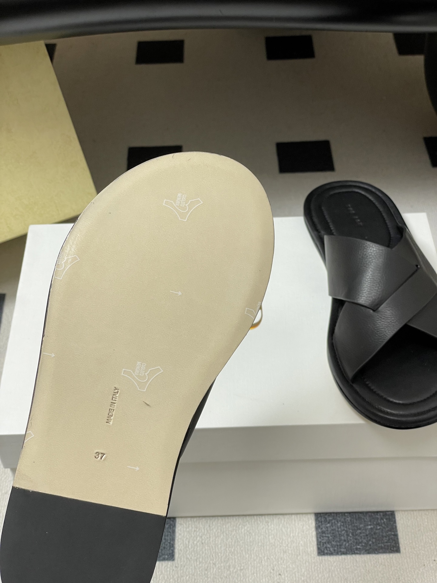 -THE ROW 26春夏新款TR简易交叉带平底凉拖鞋The Row 最大的特色是由剪裁考究的单品构成，