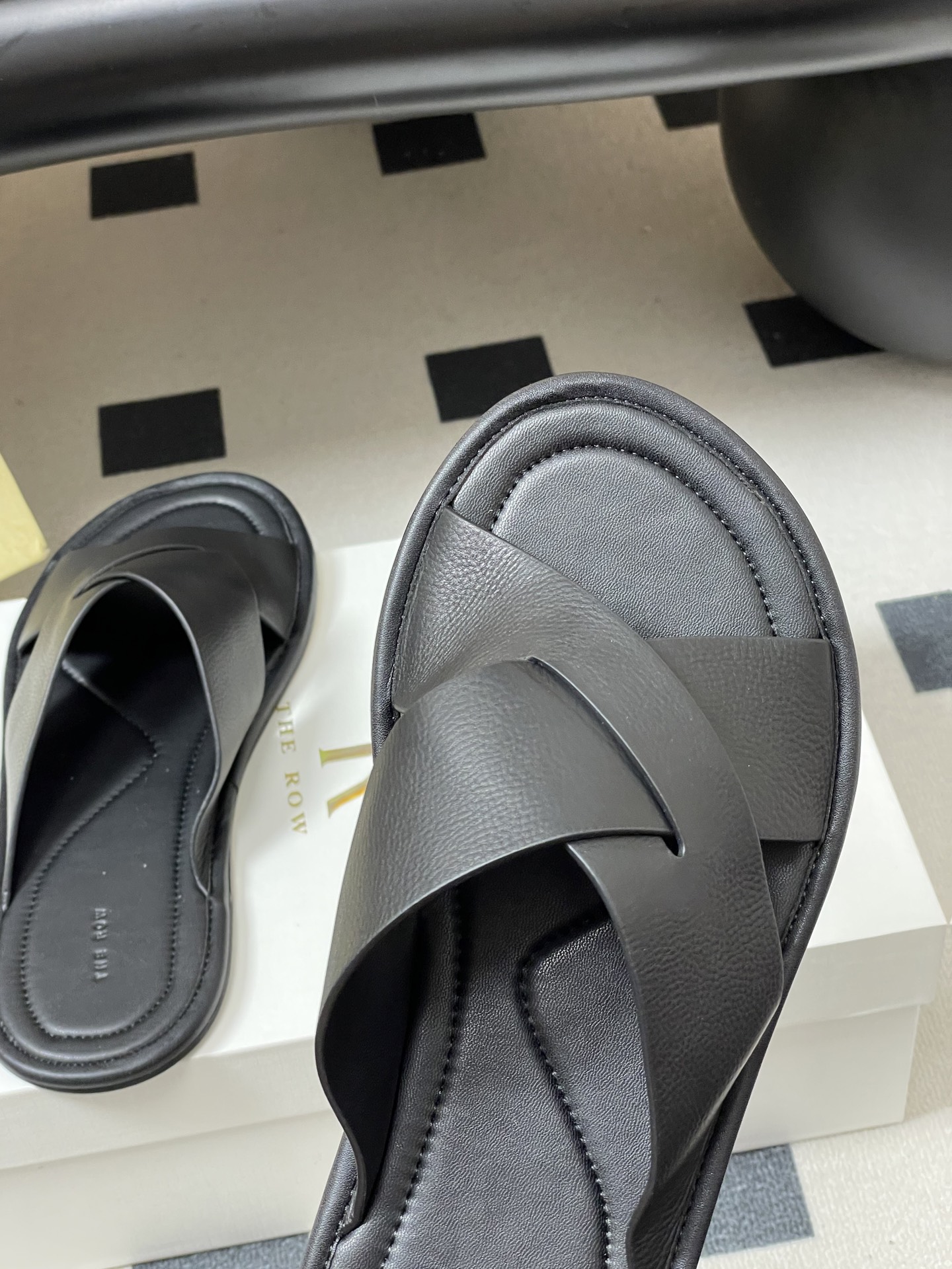 -THE ROW 26春夏新款TR简易交叉带平底凉拖鞋The Row 最大的特色是由剪裁考究的单品构成，