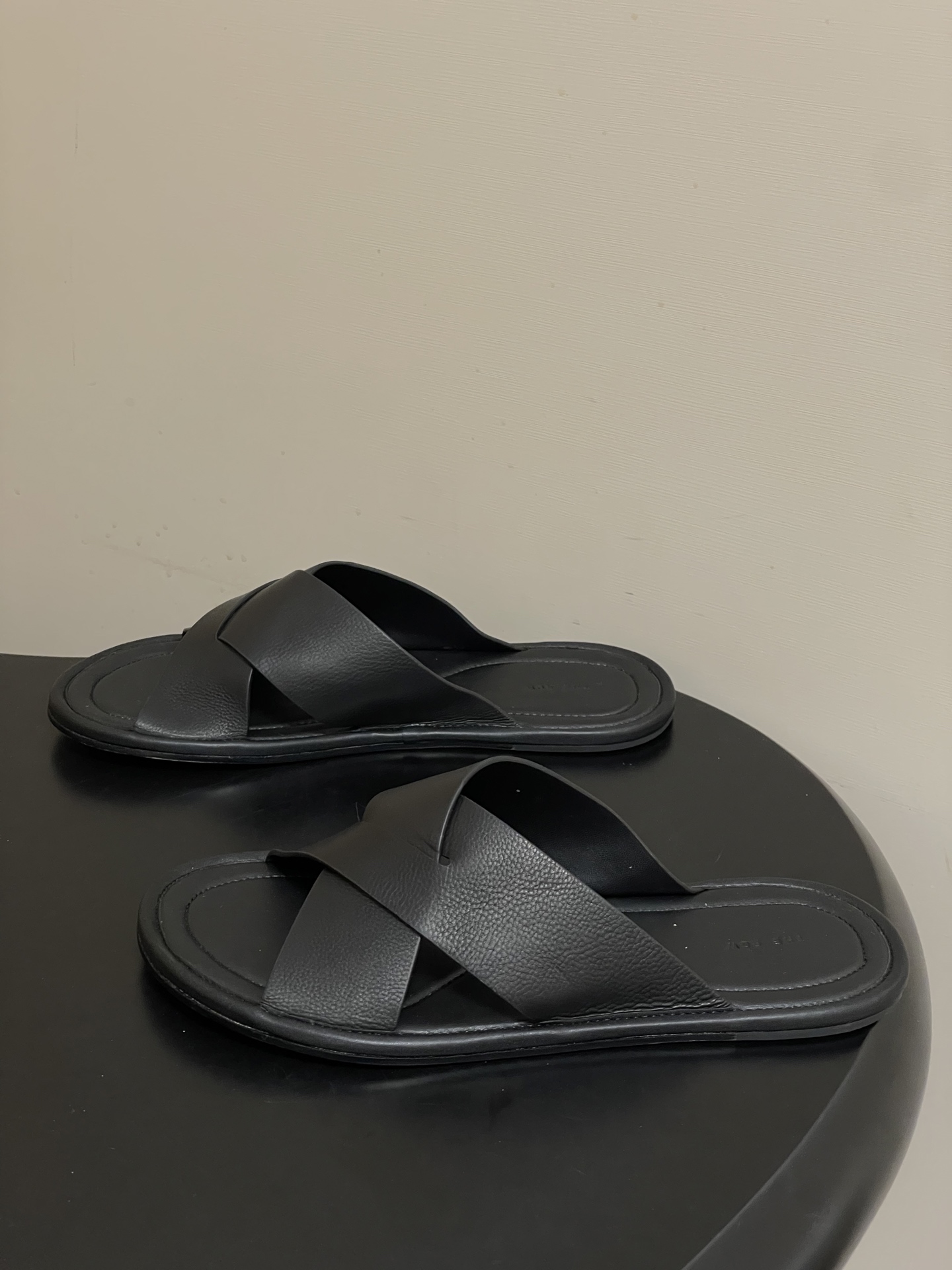 -THE ROW 26春夏新款TR简易交叉带平底凉拖鞋The Row 最大的特色是由剪裁考究的单品构成，