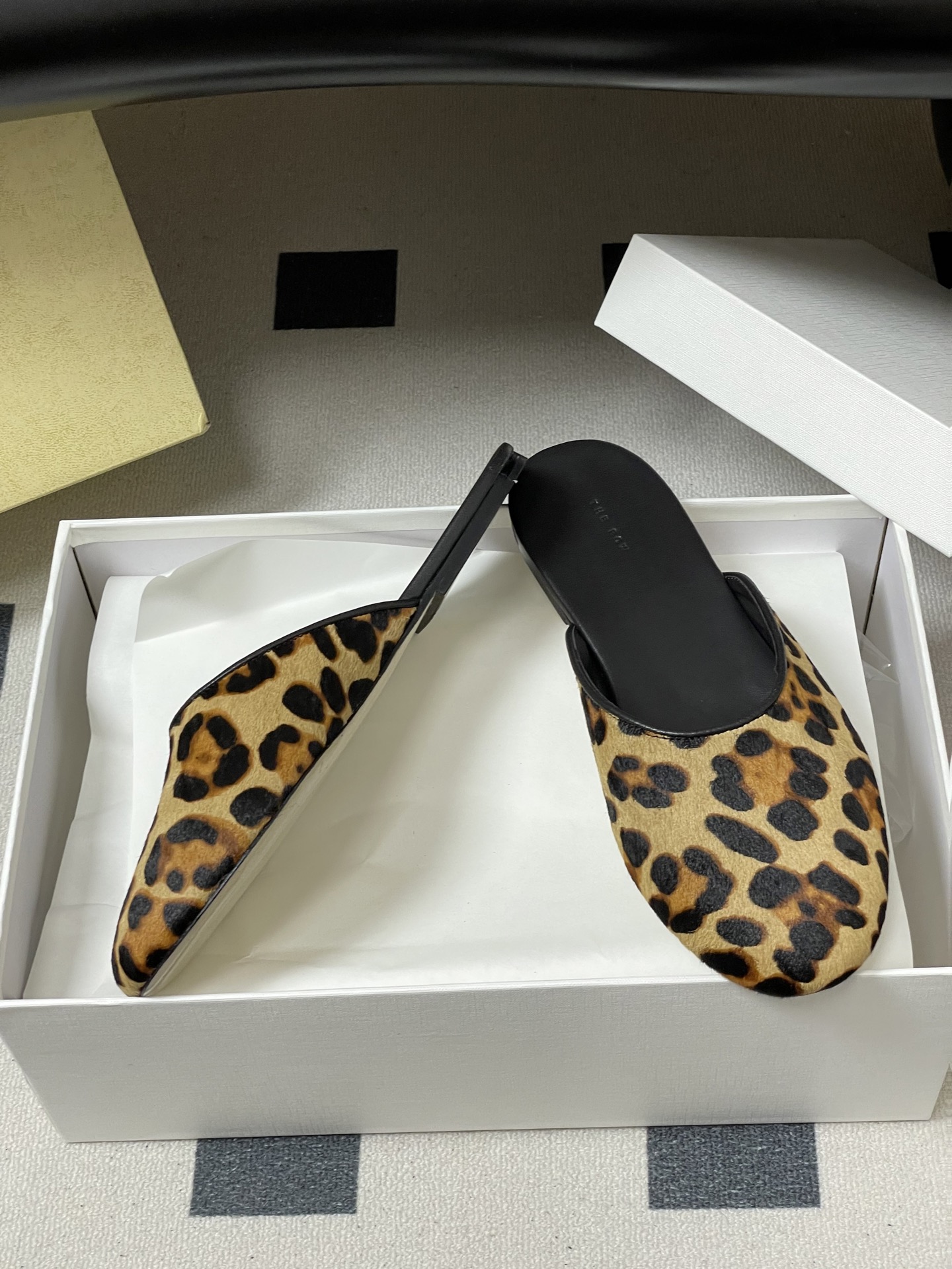 -THE ROW 26ss 春夏新款 TR包头豹纹马毛穆勒半拖鞋极简风麂皮绒面休闲平底拖鞋第一眼看到这个