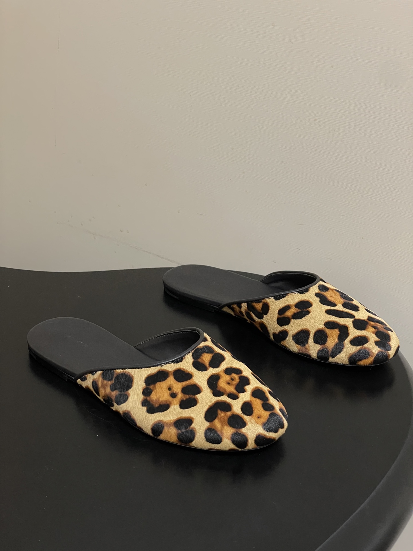 -THE ROW 26ss 春夏新款 TR包头豹纹马毛穆勒半拖鞋极简风麂皮绒面休闲平底拖鞋第一眼看到这个