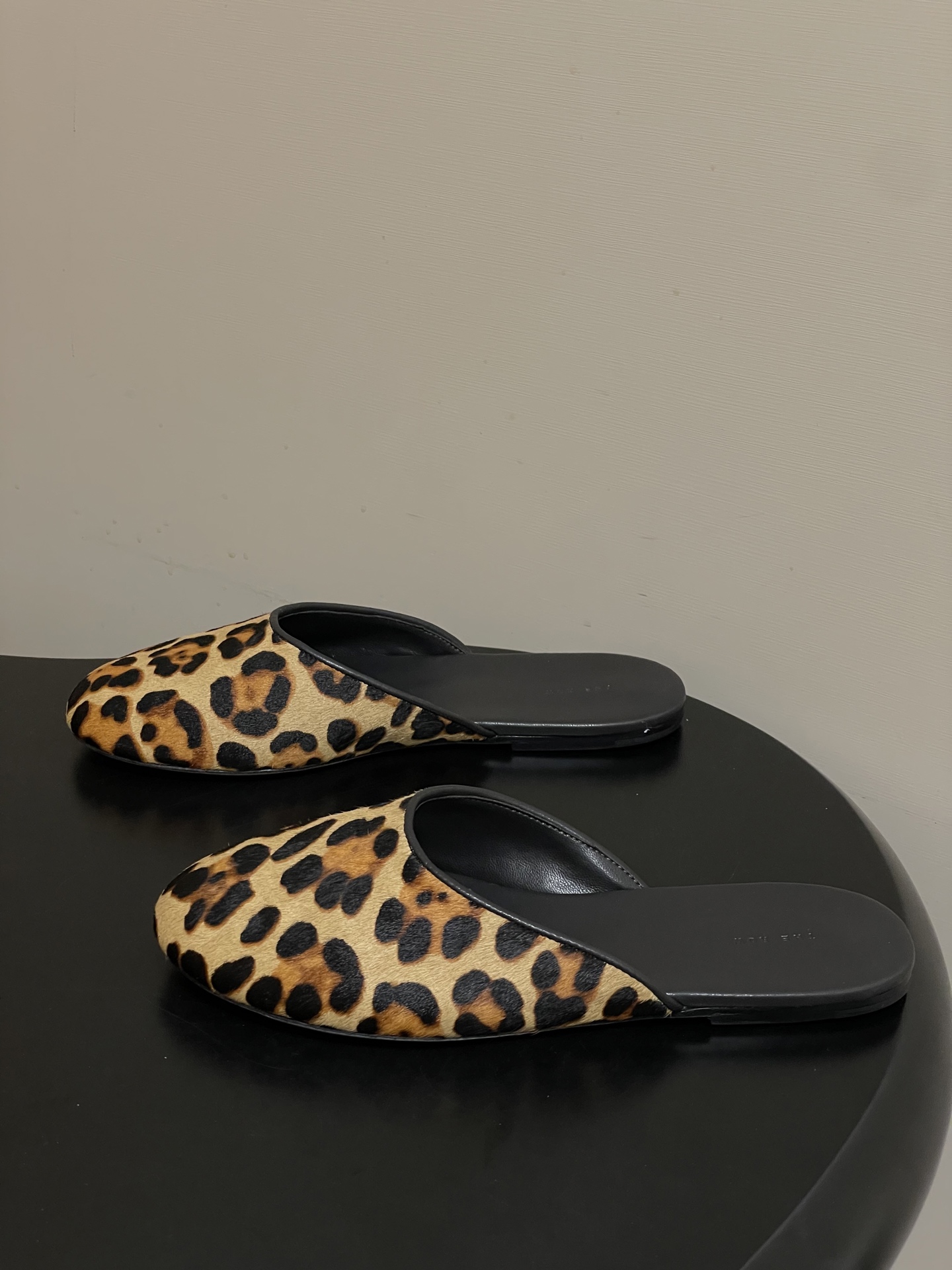 -THE ROW 26ss 春夏新款 TR包头豹纹马毛穆勒半拖鞋极简风麂皮绒面休闲平底拖鞋第一眼看到这个