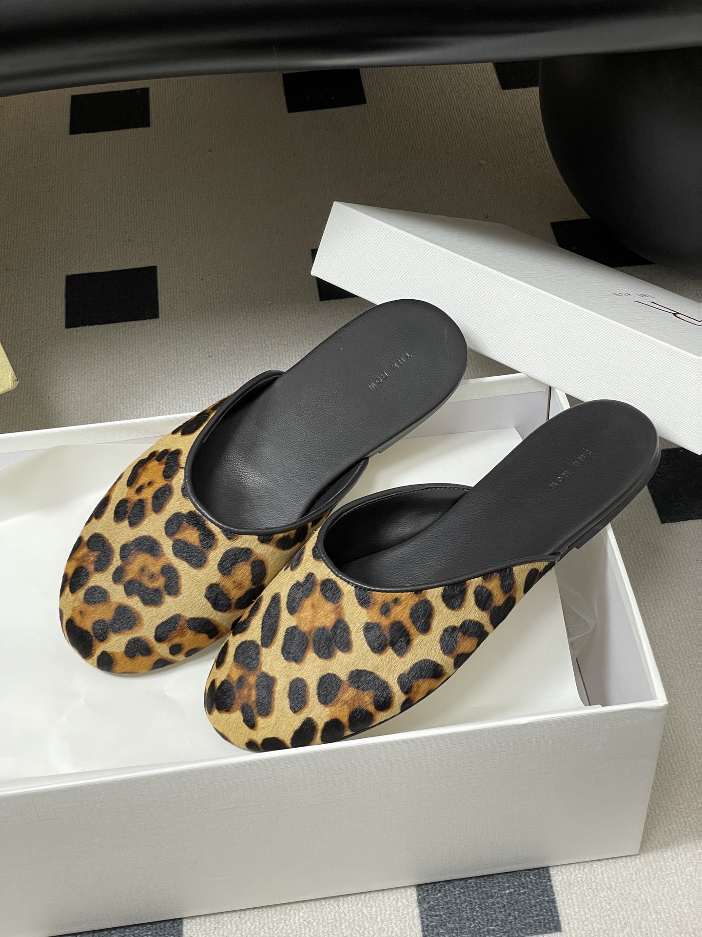 -THE ROW 26ss 春夏新款 TR包头豹纹马毛穆勒半拖鞋极简风麂皮绒面休闲平底拖鞋第一眼看到这个