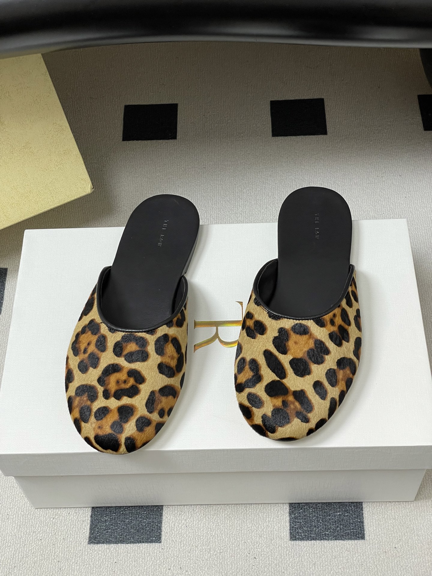 -THE ROW 26ss 春夏新款 TR包头豹纹马毛穆勒半拖鞋极简风麂皮绒面休闲平底拖鞋第一眼看到这个