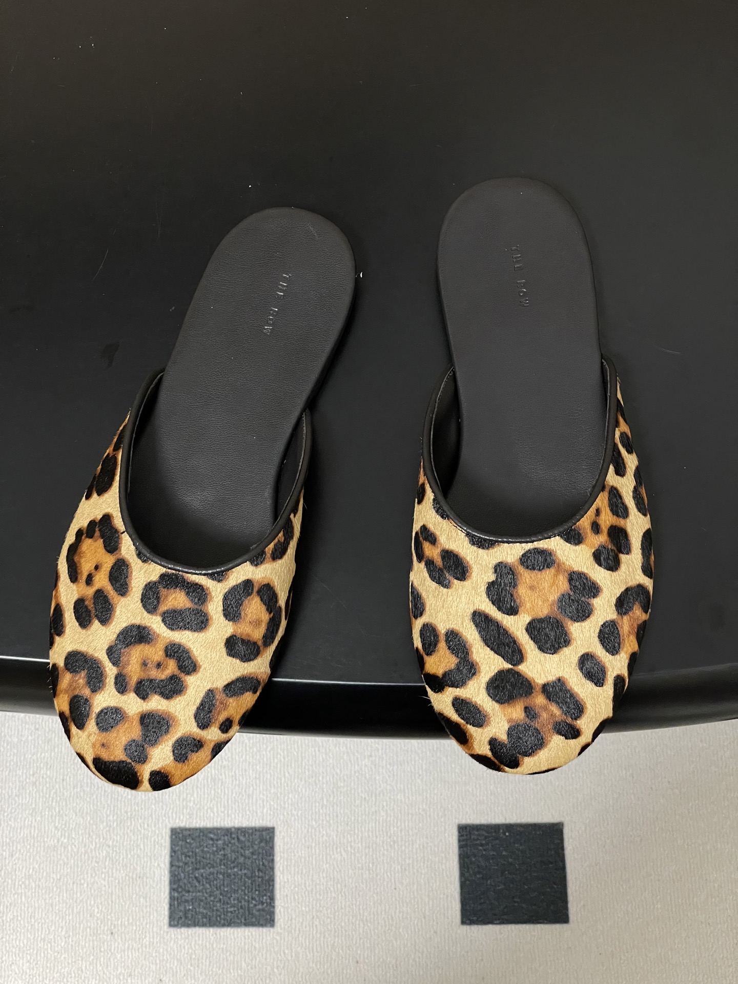 -THE ROW 26ss 春夏新款 TR包头豹纹马毛穆勒半拖鞋极简风麂皮绒面休闲平底拖鞋第一眼看到这个