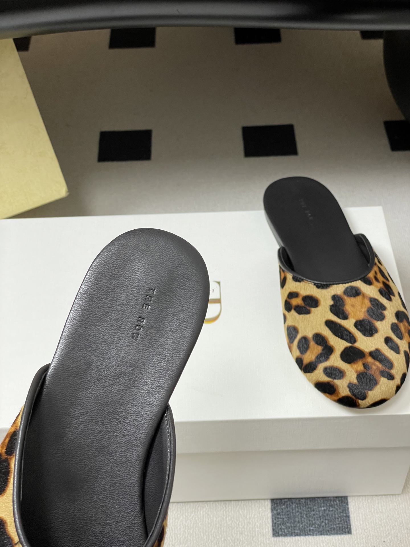 -THE ROW 26ss 春夏新款 TR包头豹纹马毛穆勒半拖鞋极简风麂皮绒面休闲平底拖鞋第一眼看到这个