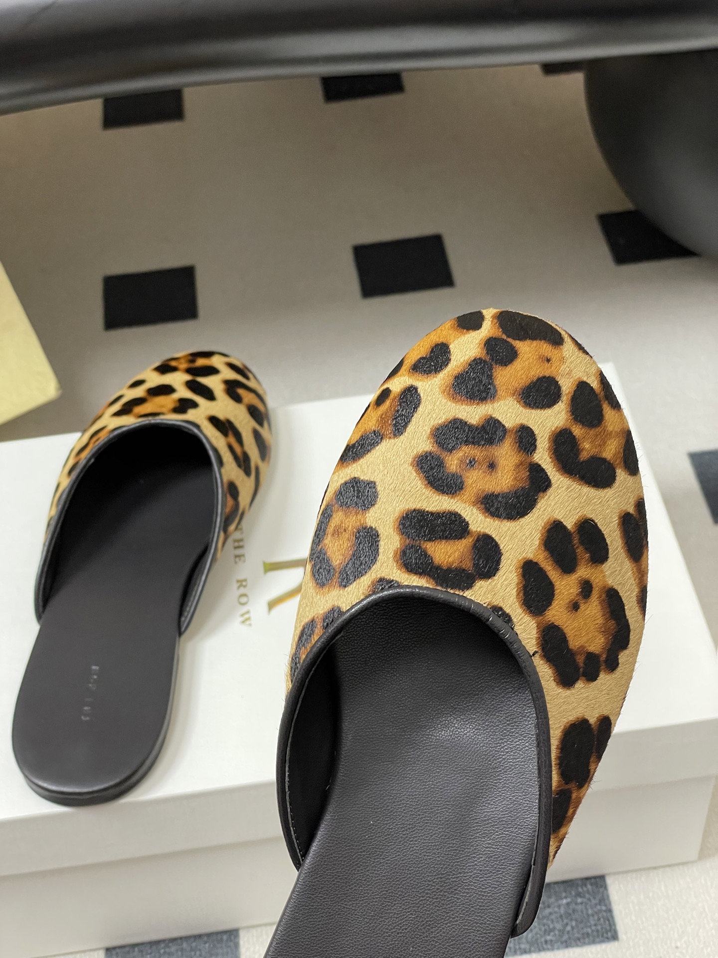 -THE ROW 26ss 春夏新款 TR包头豹纹马毛穆勒半拖鞋极简风麂皮绒面休闲平底拖鞋第一眼看到这个