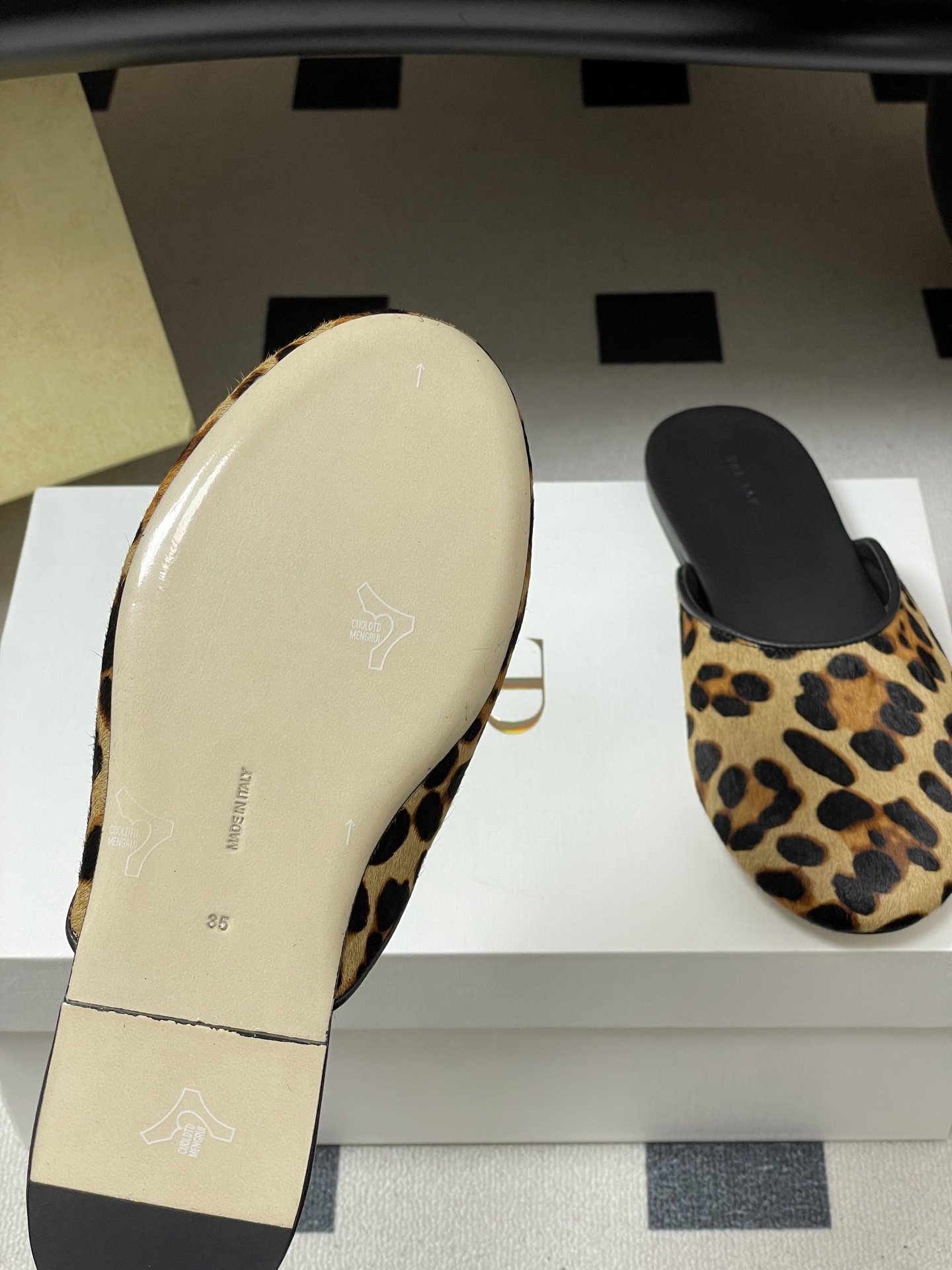 -THE ROW 26ss 春夏新款 TR包头豹纹马毛穆勒半拖鞋极简风麂皮绒面休闲平底拖鞋第一眼看到这个