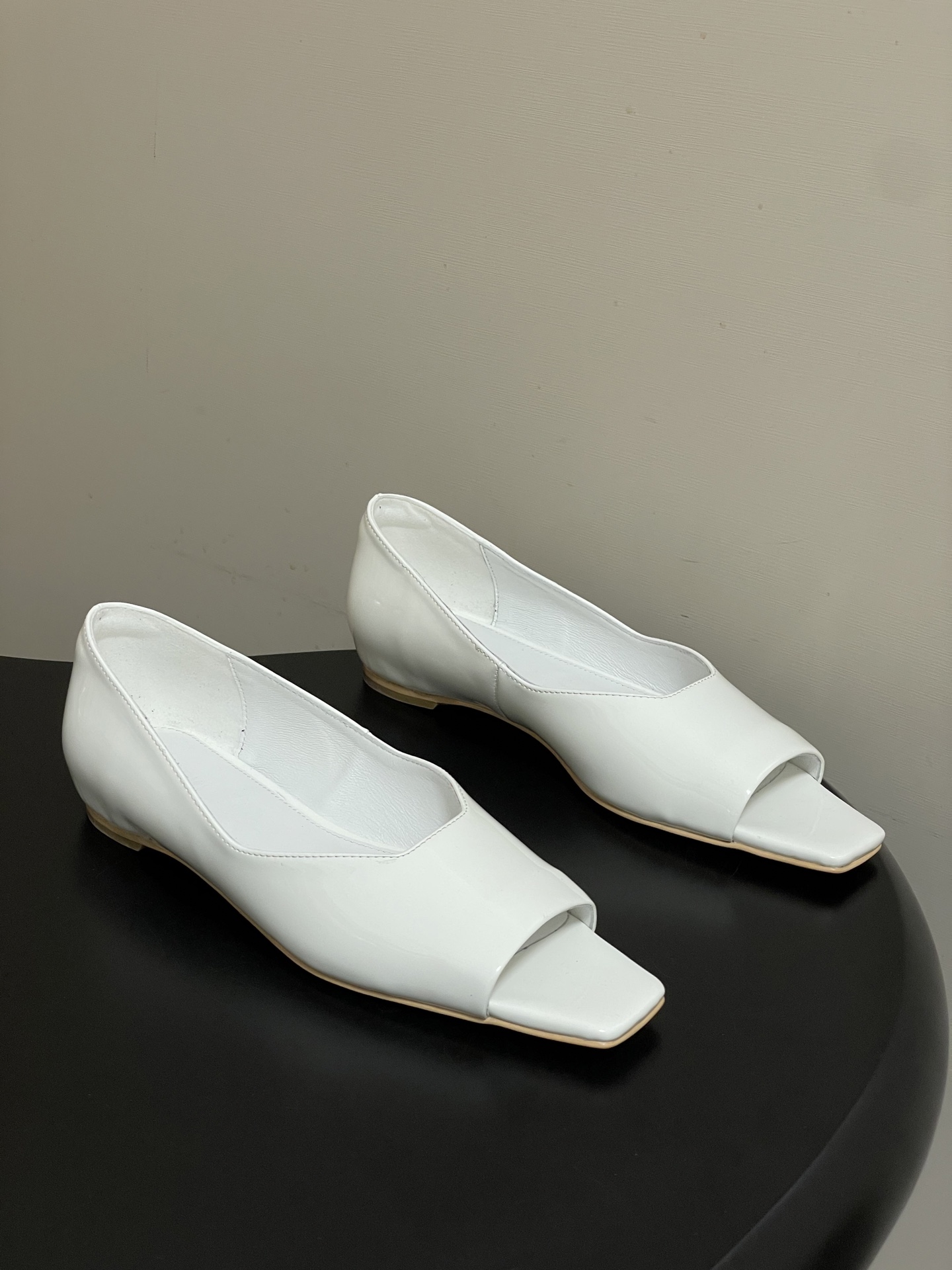 -26ss 春夏新款 HIDEMI 极简风方头鱼嘴露趾单鞋芭蕾舞鞋平底单鞋｜把酷飒高级焊在腿上 当漆皮质