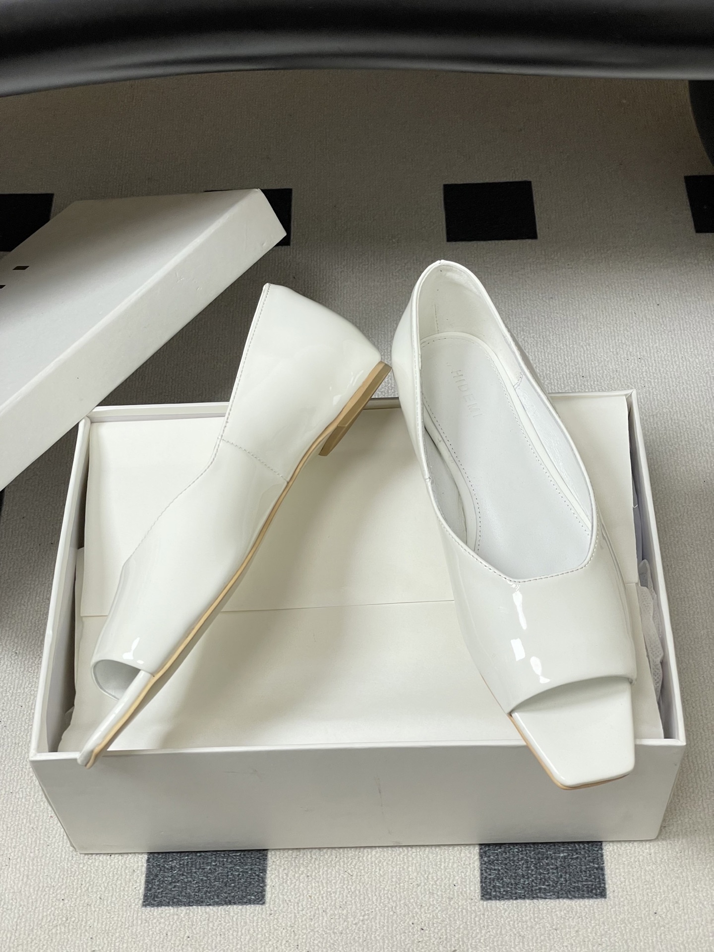 -26ss 春夏新款 HIDEMI 极简风方头鱼嘴露趾单鞋芭蕾舞鞋平底单鞋｜把酷飒高级焊在腿上 当漆皮质