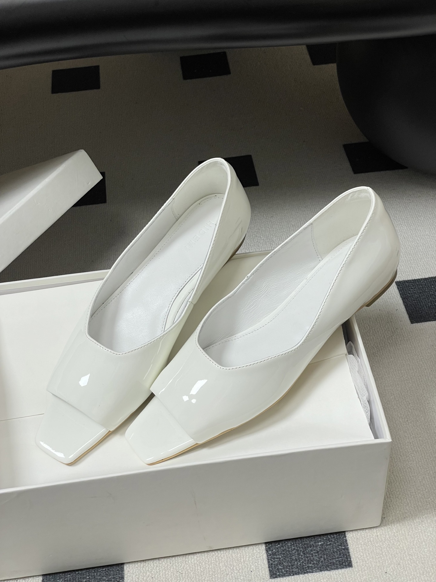 -26ss 春夏新款 HIDEMI 极简风方头鱼嘴露趾单鞋芭蕾舞鞋平底单鞋｜把酷飒高级焊在腿上 当漆皮质