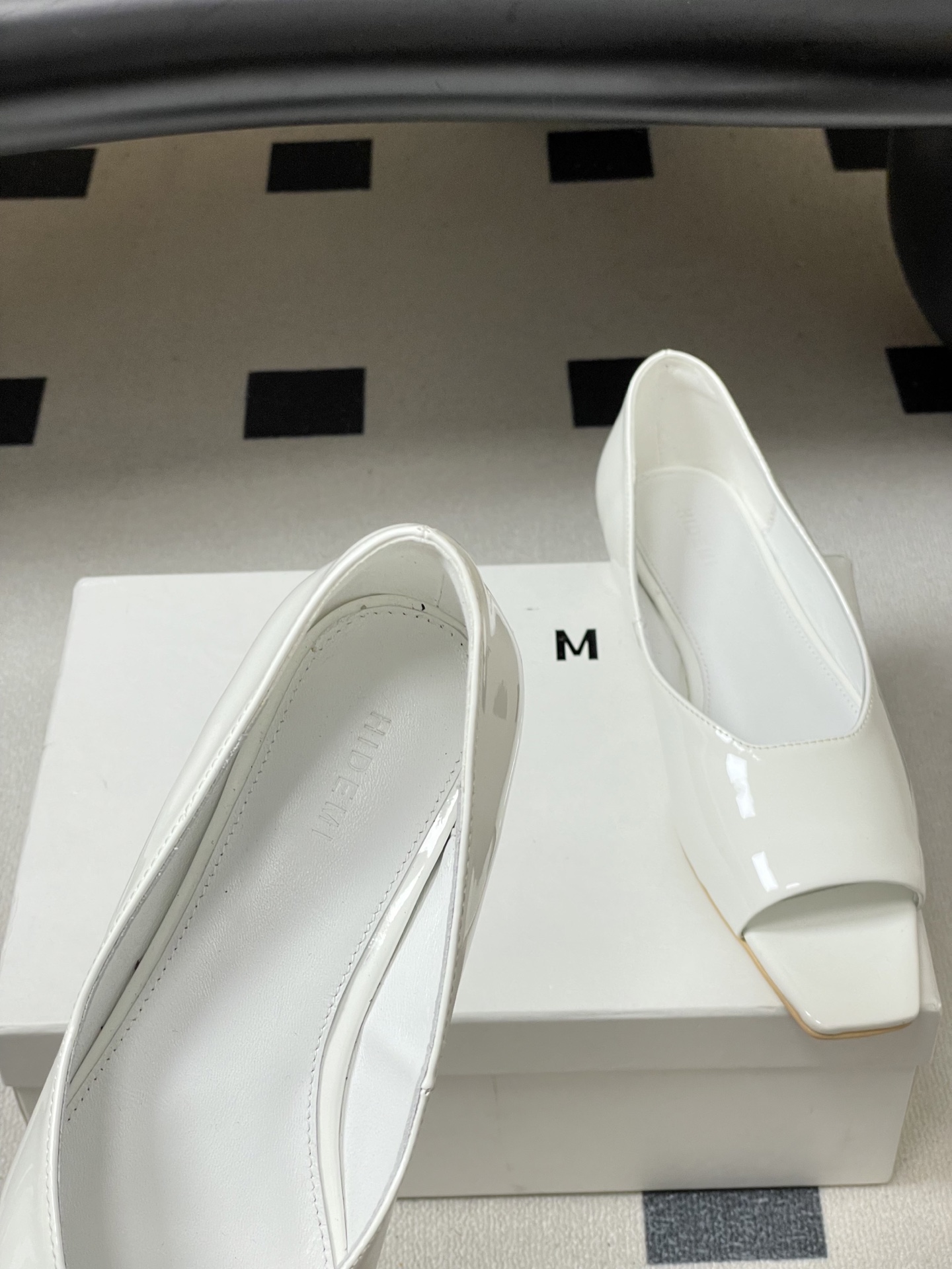 -26ss 春夏新款 HIDEMI 极简风方头鱼嘴露趾单鞋芭蕾舞鞋平底单鞋｜把酷飒高级焊在腿上 当漆皮质