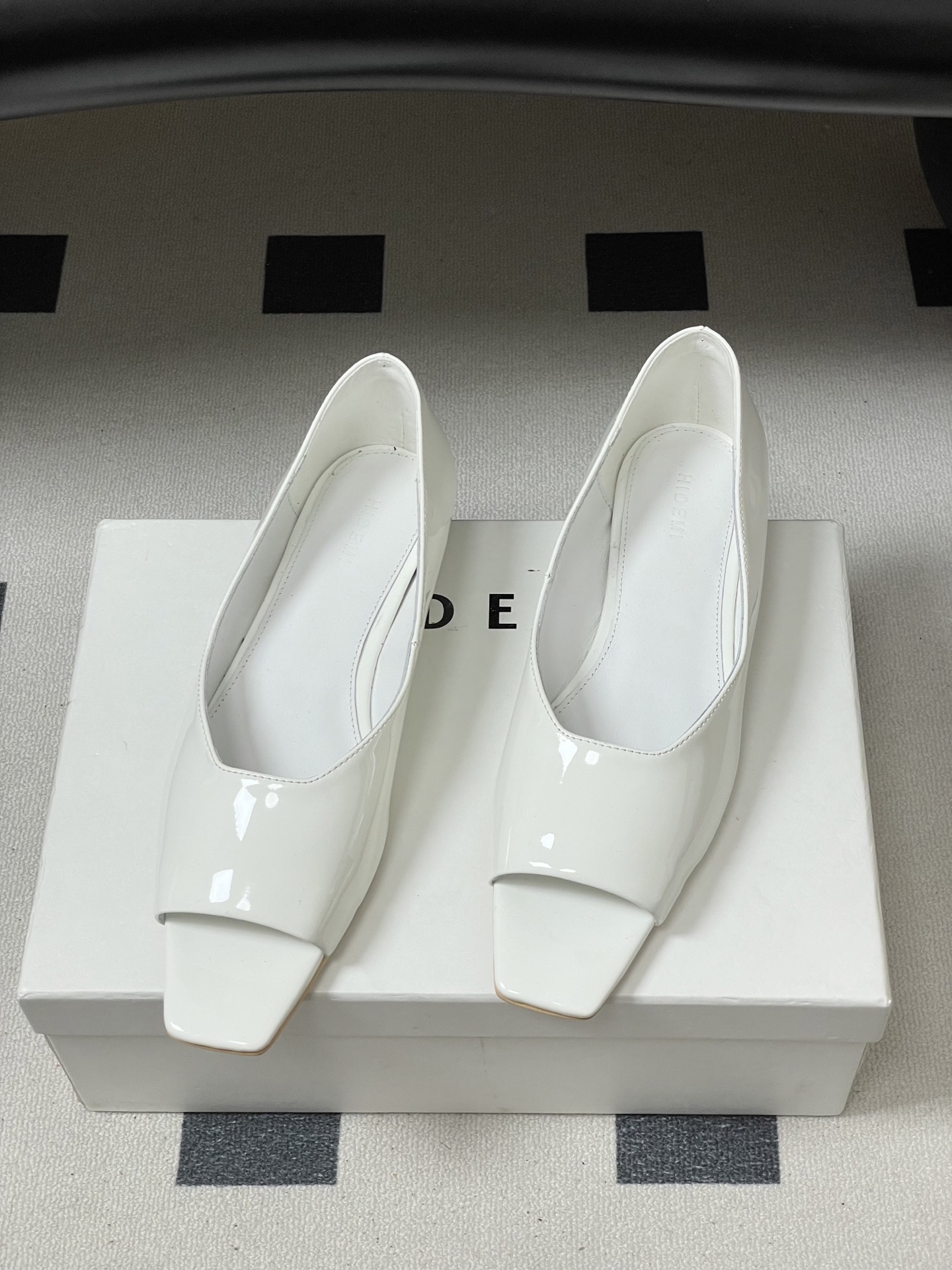 -26ss 春夏新款 HIDEMI 极简风方头鱼嘴露趾单鞋芭蕾舞鞋平底单鞋｜把酷飒高级焊在腿上 当漆皮质