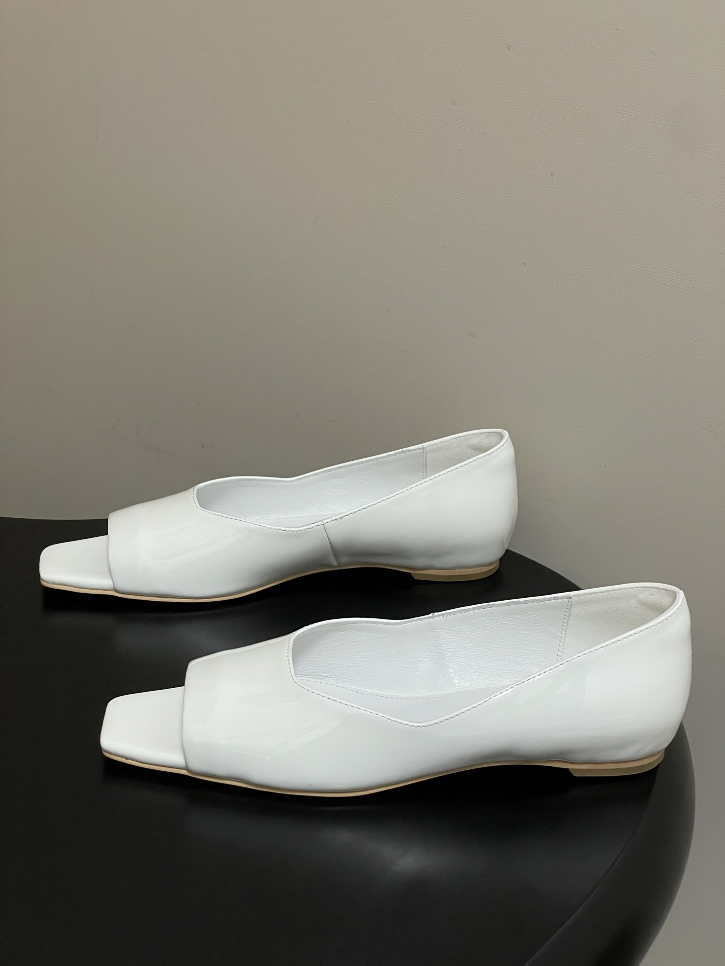 -26ss 春夏新款 HIDEMI 极简风方头鱼嘴露趾单鞋芭蕾舞鞋平底单鞋｜把酷飒高级焊在腿上 当漆皮质