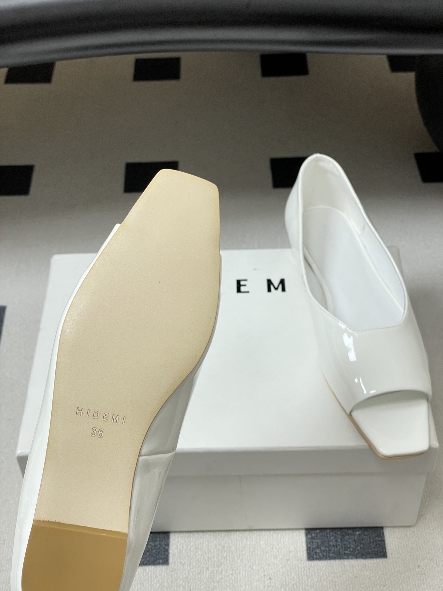 -26ss 春夏新款 HIDEMI 极简风方头鱼嘴露趾单鞋芭蕾舞鞋平底单鞋｜把酷飒高级焊在腿上 当漆皮质