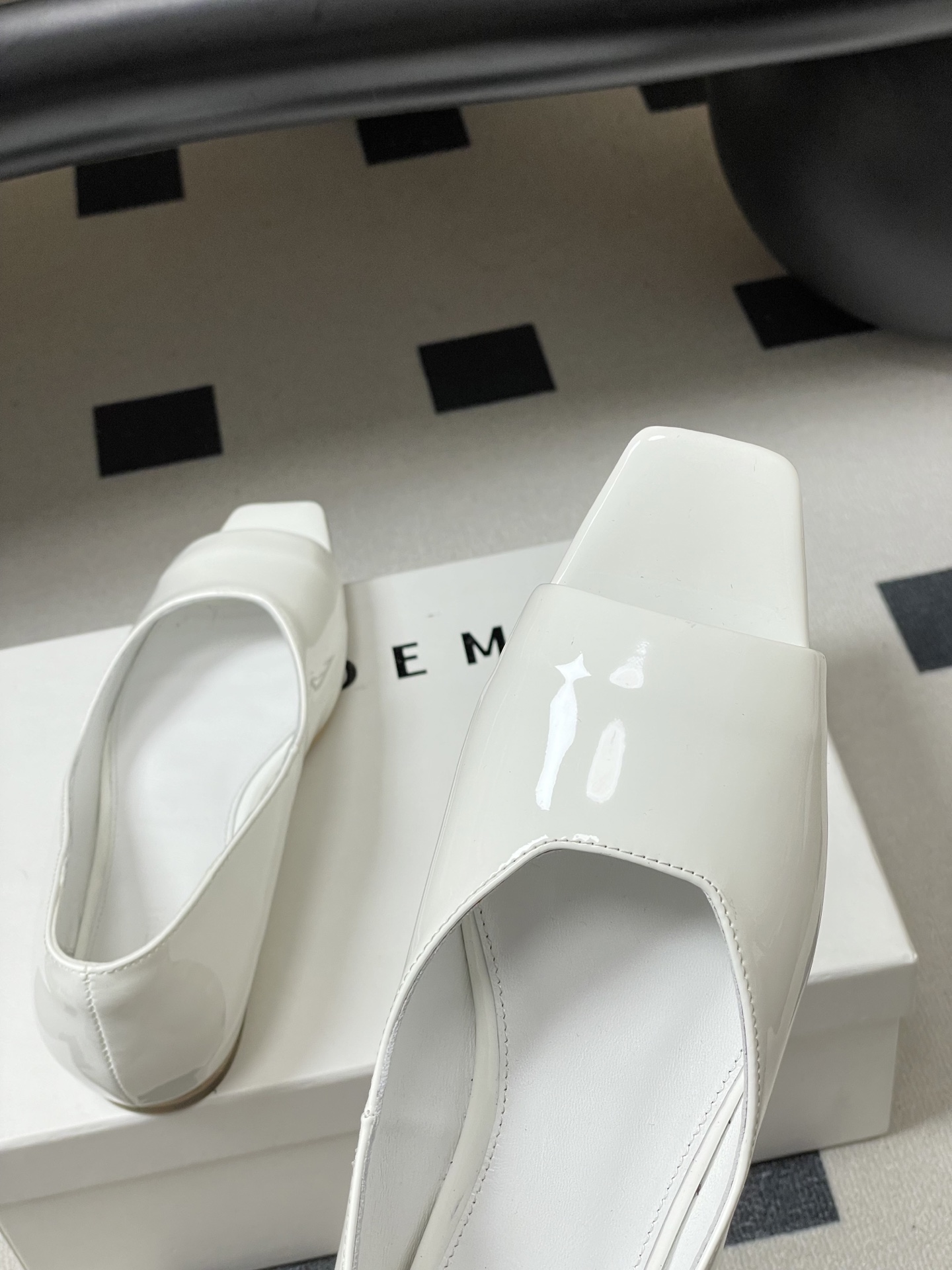 -26ss 春夏新款 HIDEMI 极简风方头鱼嘴露趾单鞋芭蕾舞鞋平底单鞋｜把酷飒高级焊在腿上 当漆皮质