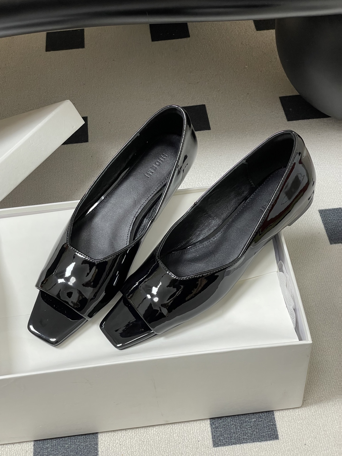 -26ss 春夏新款 HIDEMI 极简风方头鱼嘴露趾单鞋芭蕾舞鞋平底单鞋｜把酷飒高级焊在腿上 当漆皮质