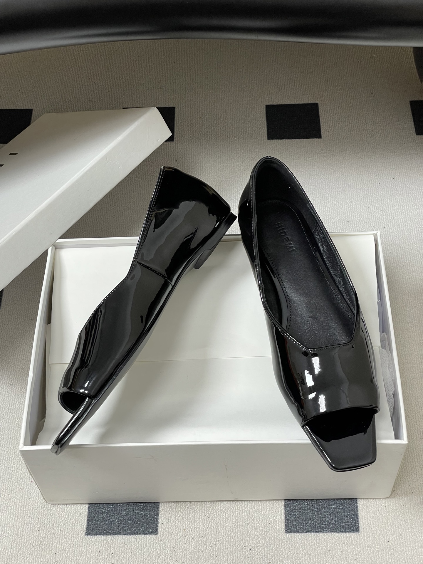 -26ss 春夏新款 HIDEMI 极简风方头鱼嘴露趾单鞋芭蕾舞鞋平底单鞋｜把酷飒高级焊在腿上 当漆皮质