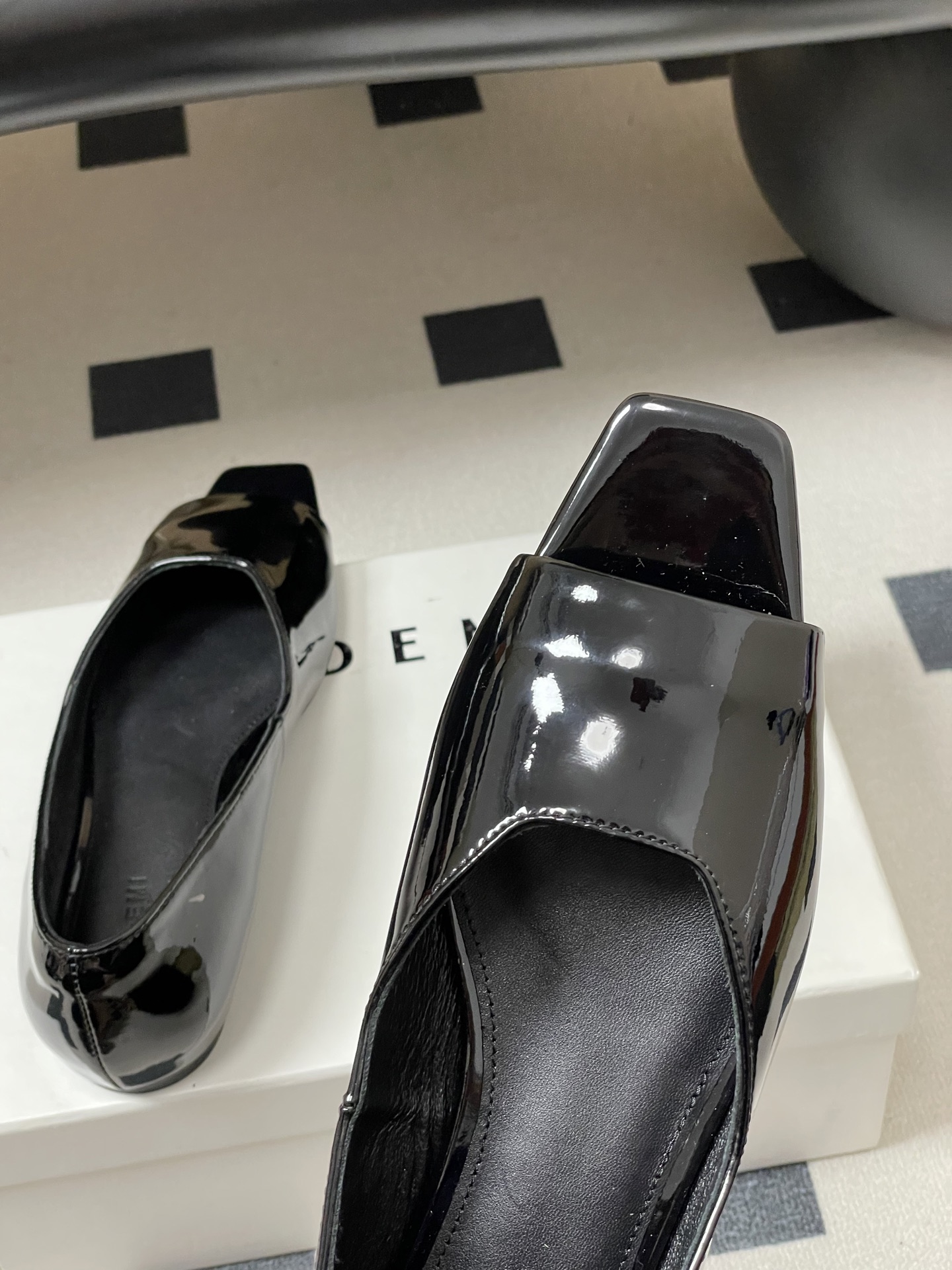 -26ss 春夏新款 HIDEMI 极简风方头鱼嘴露趾单鞋芭蕾舞鞋平底单鞋｜把酷飒高级焊在腿上 当漆皮质