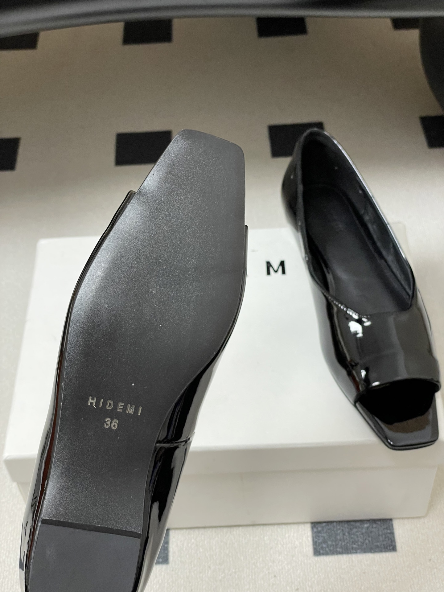 -26ss 春夏新款 HIDEMI 极简风方头鱼嘴露趾单鞋芭蕾舞鞋平底单鞋｜把酷飒高级焊在腿上 当漆皮质