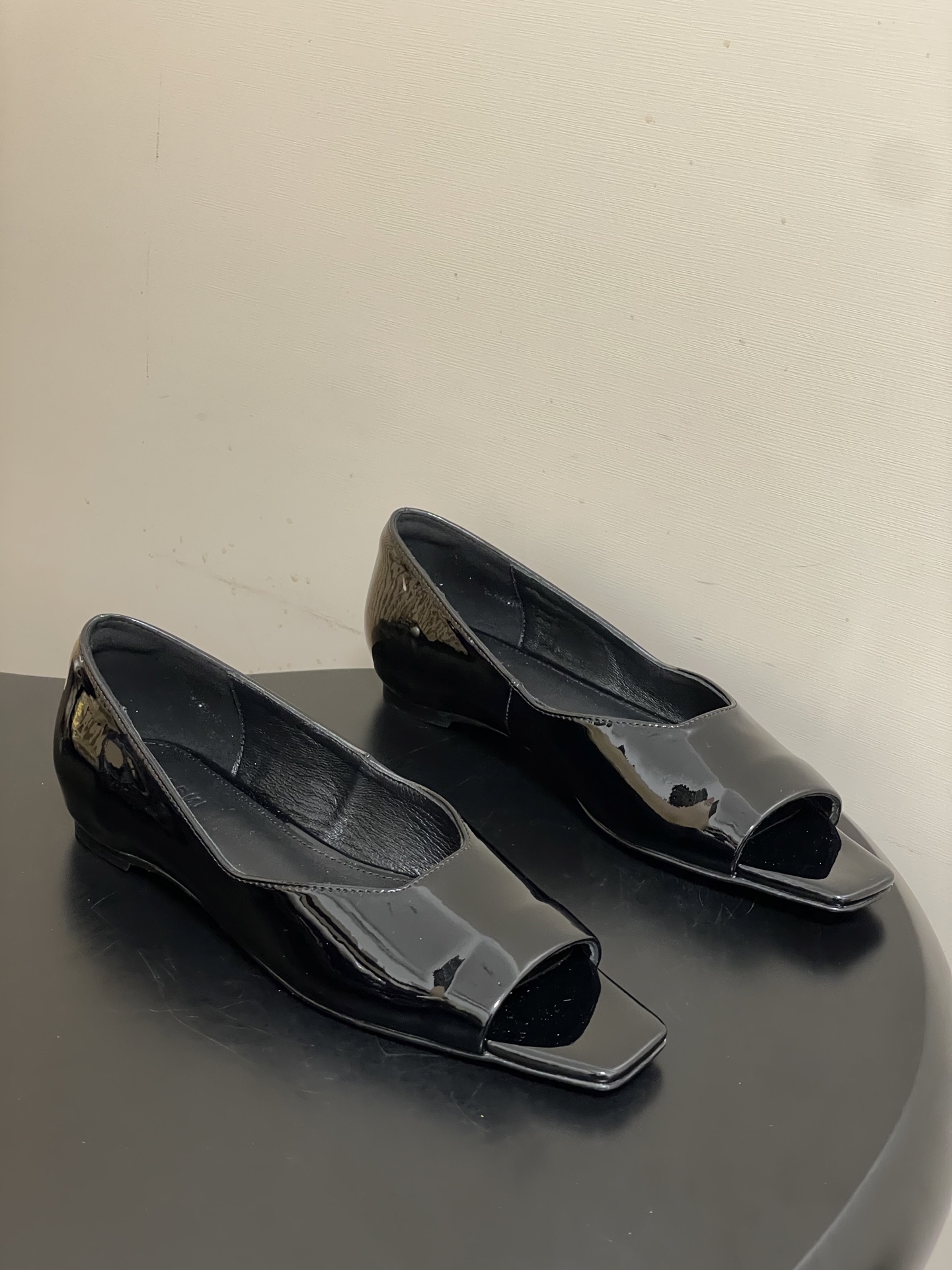 -26ss 春夏新款 HIDEMI 极简风方头鱼嘴露趾单鞋芭蕾舞鞋平底单鞋｜把酷飒高级焊在腿上 当漆皮质