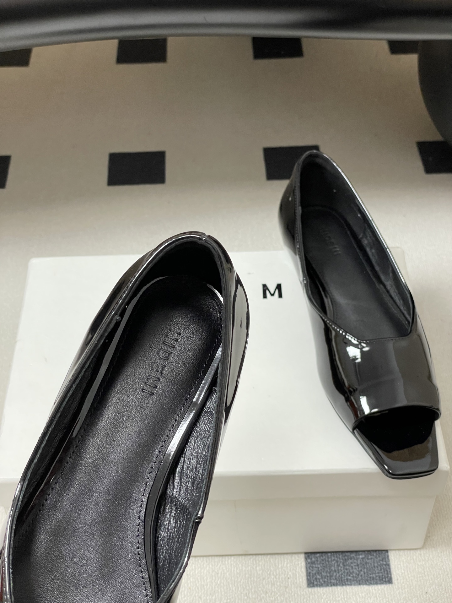 -26ss 春夏新款 HIDEMI 极简风方头鱼嘴露趾单鞋芭蕾舞鞋平底单鞋｜把酷飒高级焊在腿上 当漆皮质