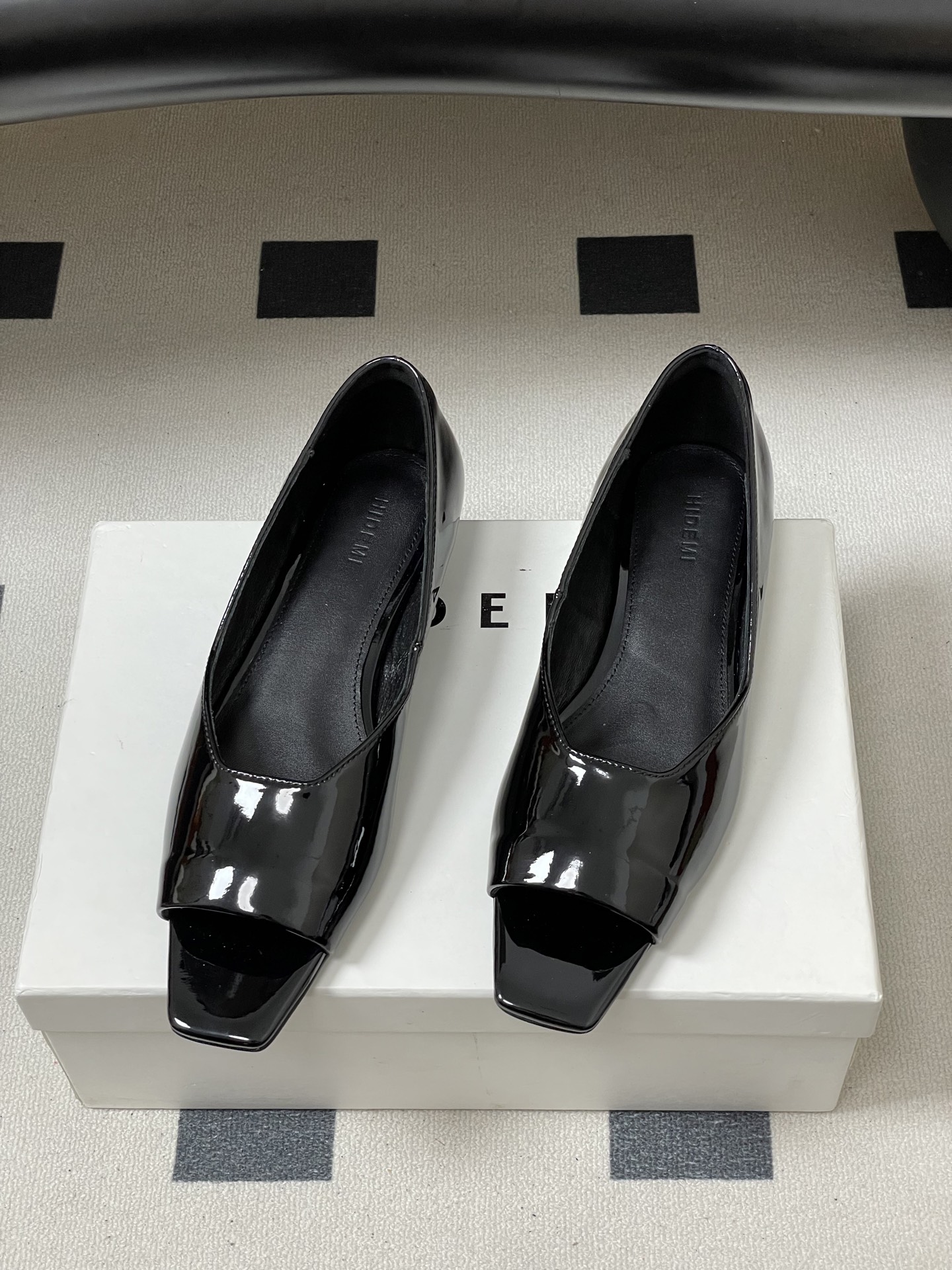 -26ss 春夏新款 HIDEMI 极简风方头鱼嘴露趾单鞋芭蕾舞鞋平底单鞋｜把酷飒高级焊在腿上 当漆皮质
