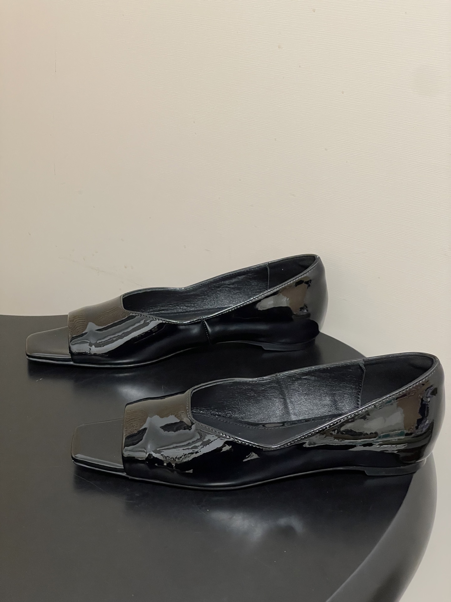 -26ss 春夏新款 HIDEMI 极简风方头鱼嘴露趾单鞋芭蕾舞鞋平底单鞋｜把酷飒高级焊在腿上 当漆皮质