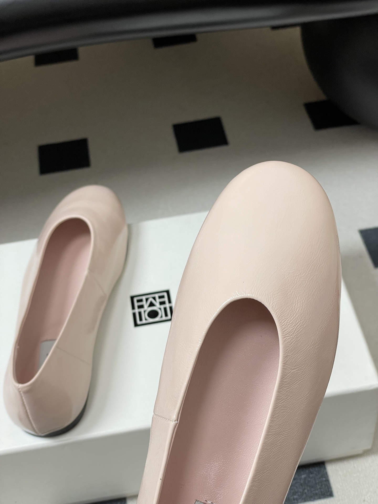 -TOTEME 26ss早春新款极简风圆头芭蕾舞鞋浅口奶奶鞋平底单鞋真正能穿一辈子的经典款，永远是这种简