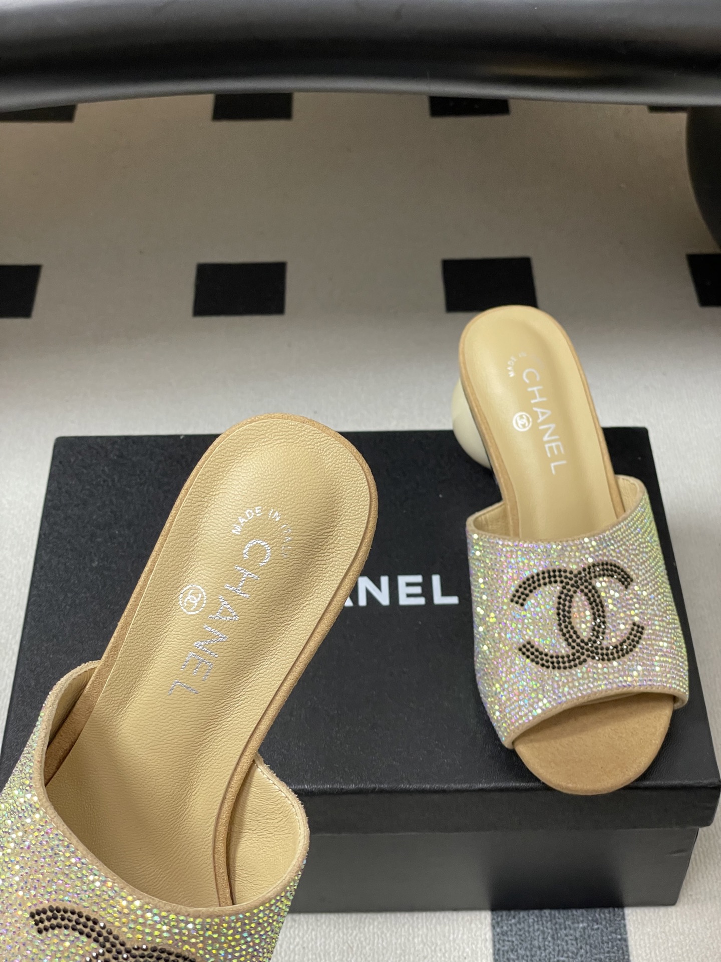 -Chanel 小香2026春夏走秀款双C巨型珍珠跟一字拖鞋经典双C钻面/珍珠蝴蝶结/山茶花高跟凉拖鞋将