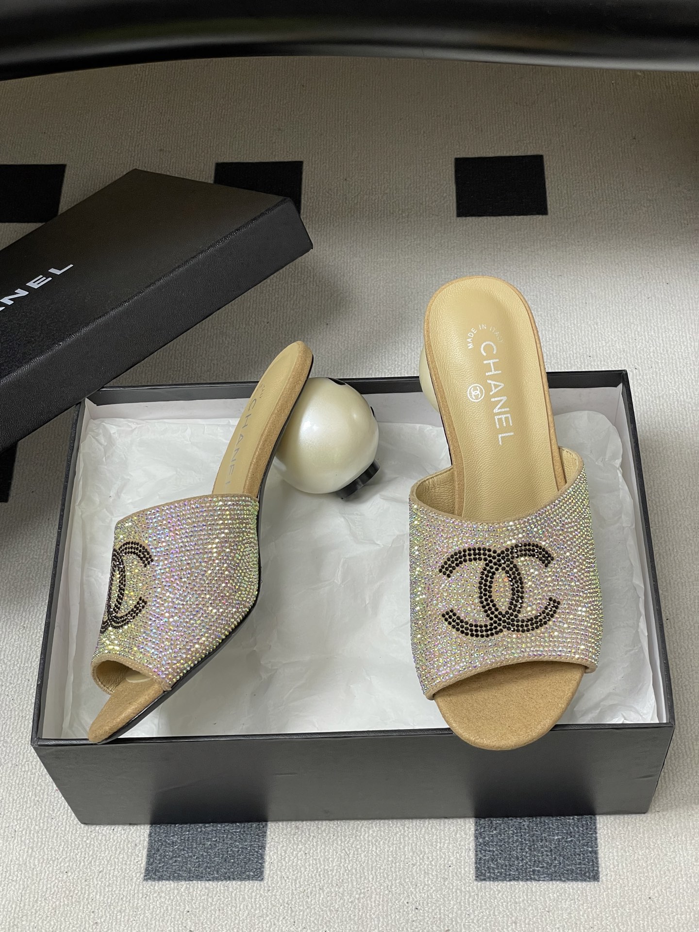 -Chanel 小香2026春夏走秀款双C巨型珍珠跟一字拖鞋经典双C钻面/珍珠蝴蝶结/山茶花高跟凉拖鞋将