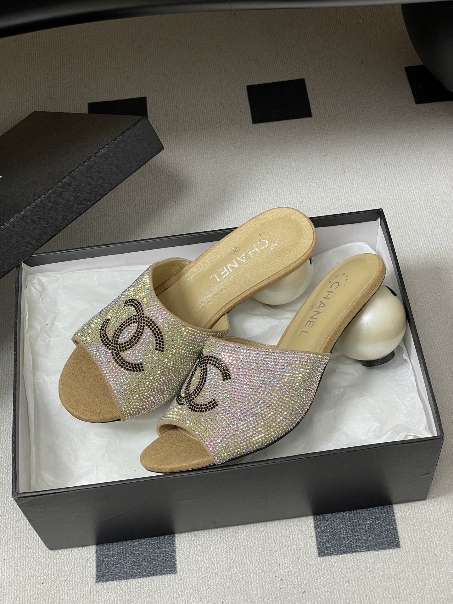 -Chanel 小香2026春夏走秀款双C巨型珍珠跟一字拖鞋经典双C钻面/珍珠蝴蝶结/山茶花高跟凉拖鞋将