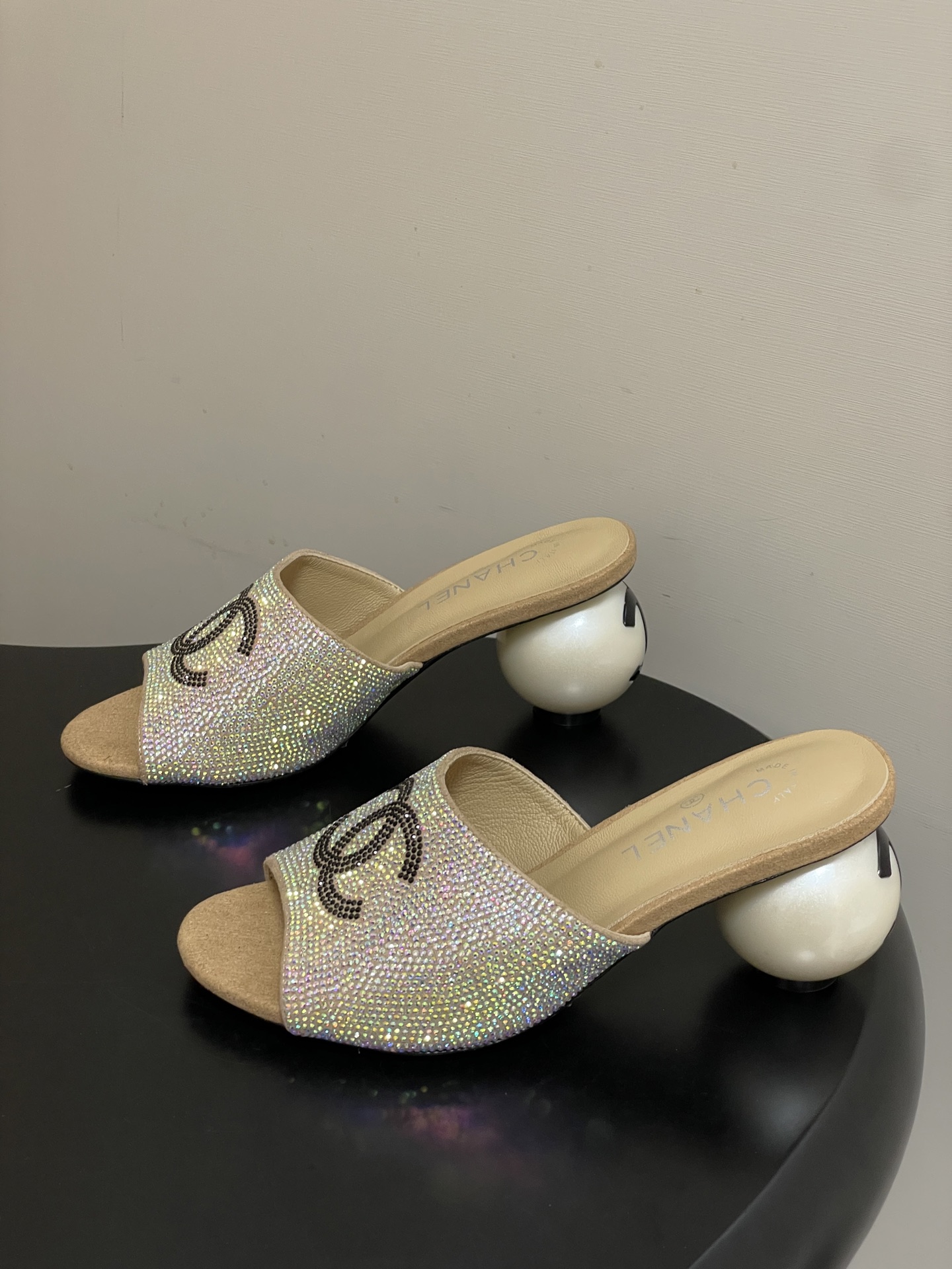 -Chanel 小香2026春夏走秀款双C巨型珍珠跟一字拖鞋经典双C钻面/珍珠蝴蝶结/山茶花高跟凉拖鞋将