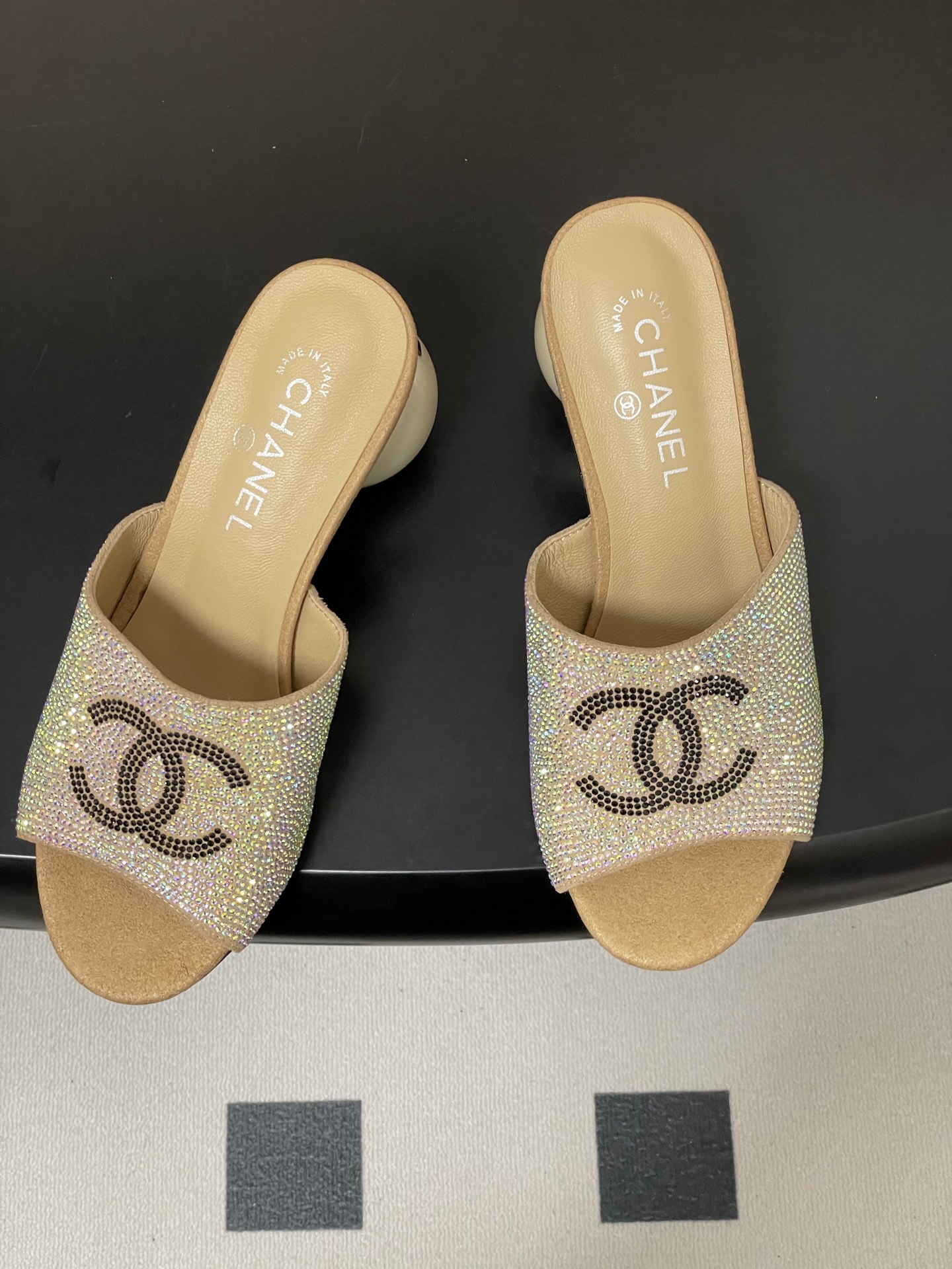 -Chanel 小香2026春夏走秀款双C巨型珍珠跟一字拖鞋经典双C钻面/珍珠蝴蝶结/山茶花高跟凉拖鞋将