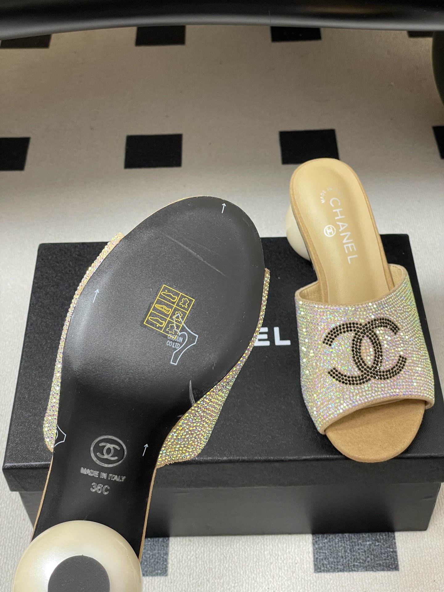 -Chanel 小香2026春夏走秀款双C巨型珍珠跟一字拖鞋经典双C钻面/珍珠蝴蝶结/山茶花高跟凉拖鞋将