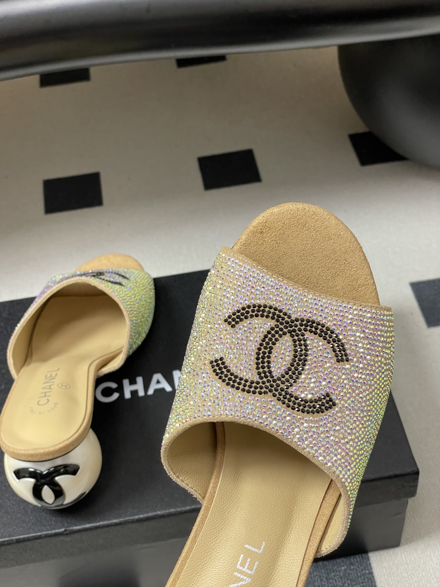 -Chanel 小香2026春夏走秀款双C巨型珍珠跟一字拖鞋经典双C钻面/珍珠蝴蝶结/山茶花高跟凉拖鞋将