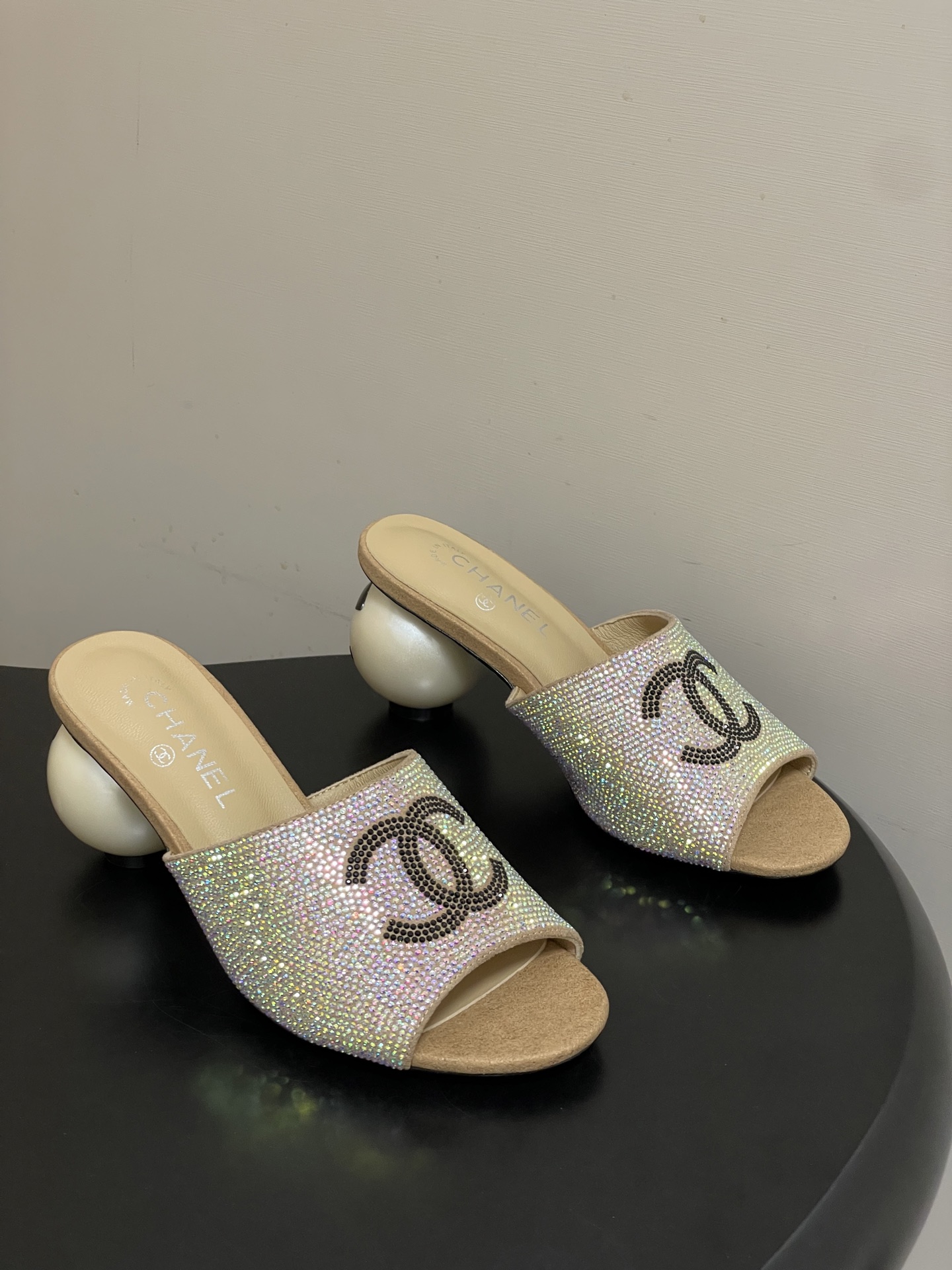 -Chanel 小香2026春夏走秀款双C巨型珍珠跟一字拖鞋经典双C钻面/珍珠蝴蝶结/山茶花高跟凉拖鞋将