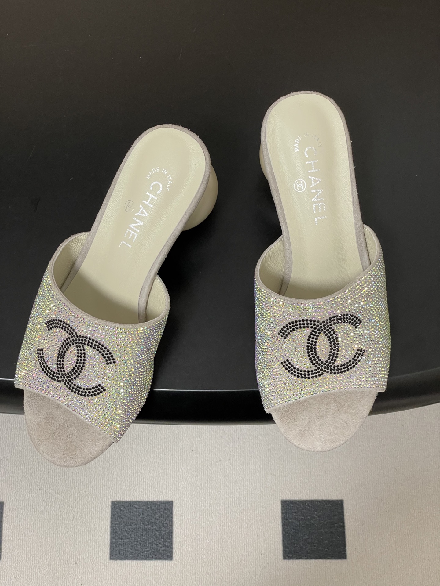 -Chanel 小香2026春夏走秀款双C巨型珍珠跟一字拖鞋经典双C钻面/珍珠蝴蝶结/山茶花高跟凉拖鞋将