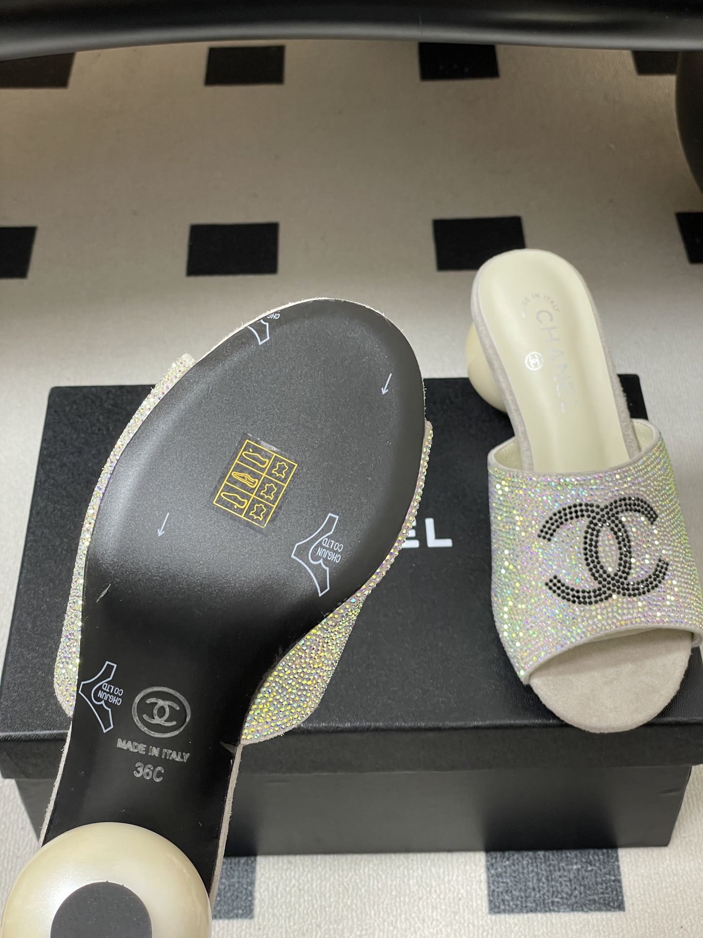 -Chanel 小香2026春夏走秀款双C巨型珍珠跟一字拖鞋经典双C钻面/珍珠蝴蝶结/山茶花高跟凉拖鞋将