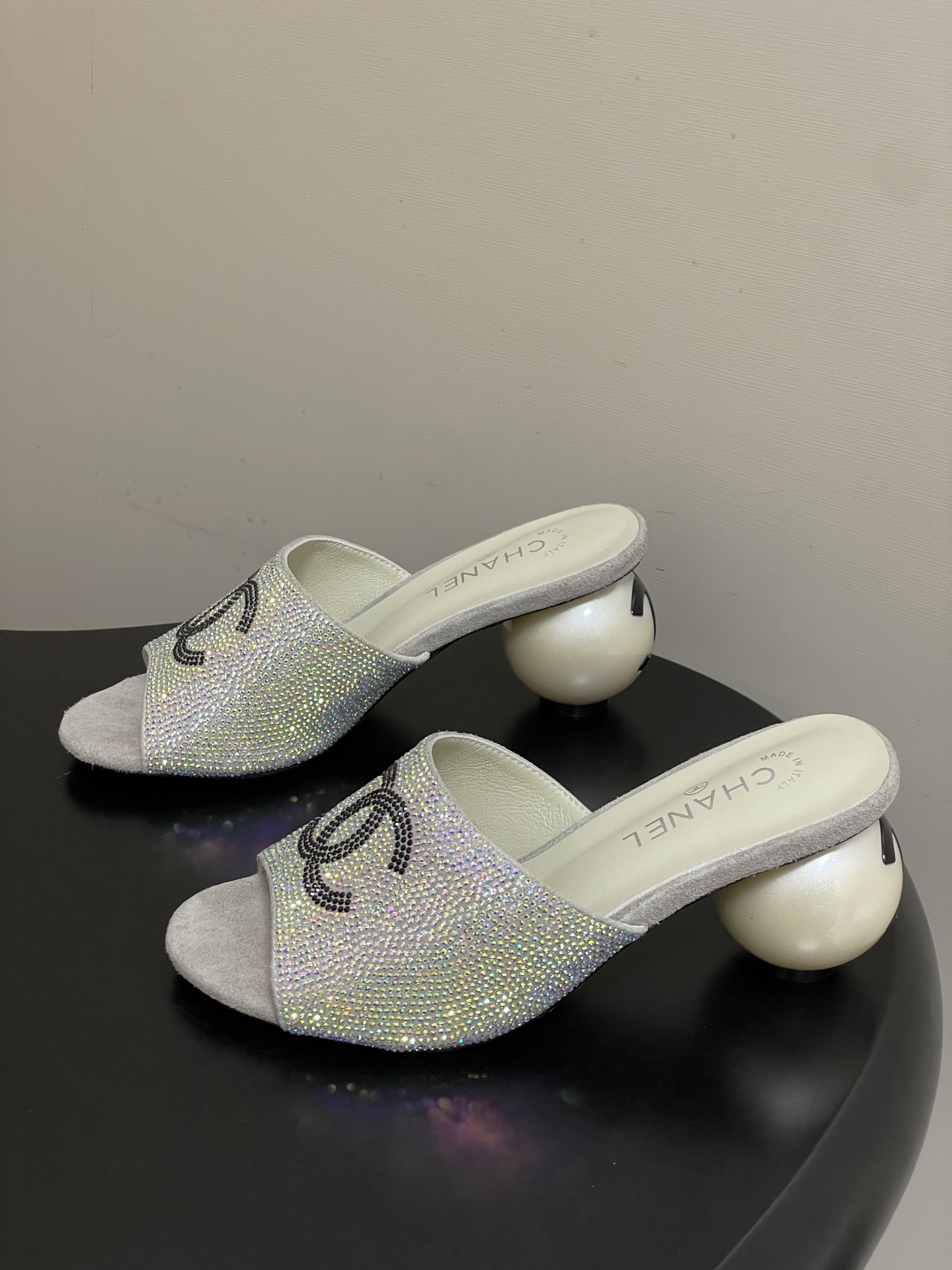 -Chanel 小香2026春夏走秀款双C巨型珍珠跟一字拖鞋经典双C钻面/珍珠蝴蝶结/山茶花高跟凉拖鞋将