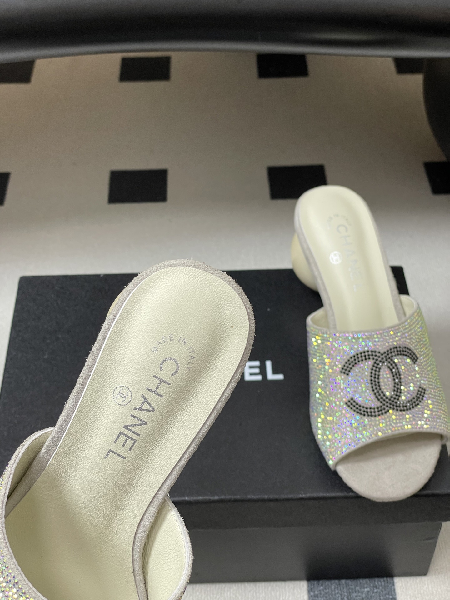 -Chanel 小香2026春夏走秀款双C巨型珍珠跟一字拖鞋经典双C钻面/珍珠蝴蝶结/山茶花高跟凉拖鞋将