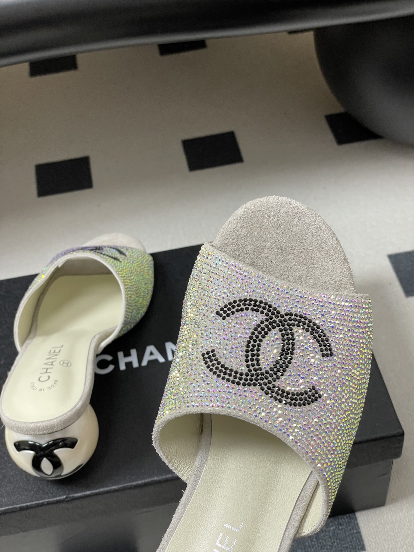 -Chanel 小香2026春夏走秀款双C巨型珍珠跟一字拖鞋经典双C钻面/珍珠蝴蝶结/山茶花高跟凉拖鞋将