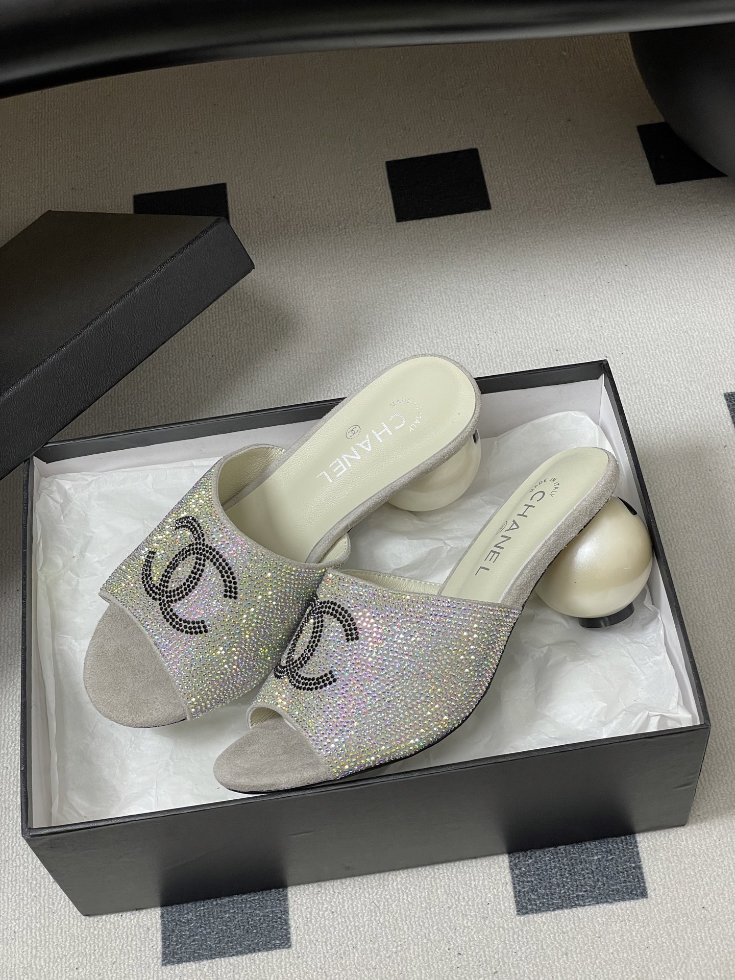 -Chanel 小香2026春夏走秀款双C巨型珍珠跟一字拖鞋经典双C钻面/珍珠蝴蝶结/山茶花高跟凉拖鞋将