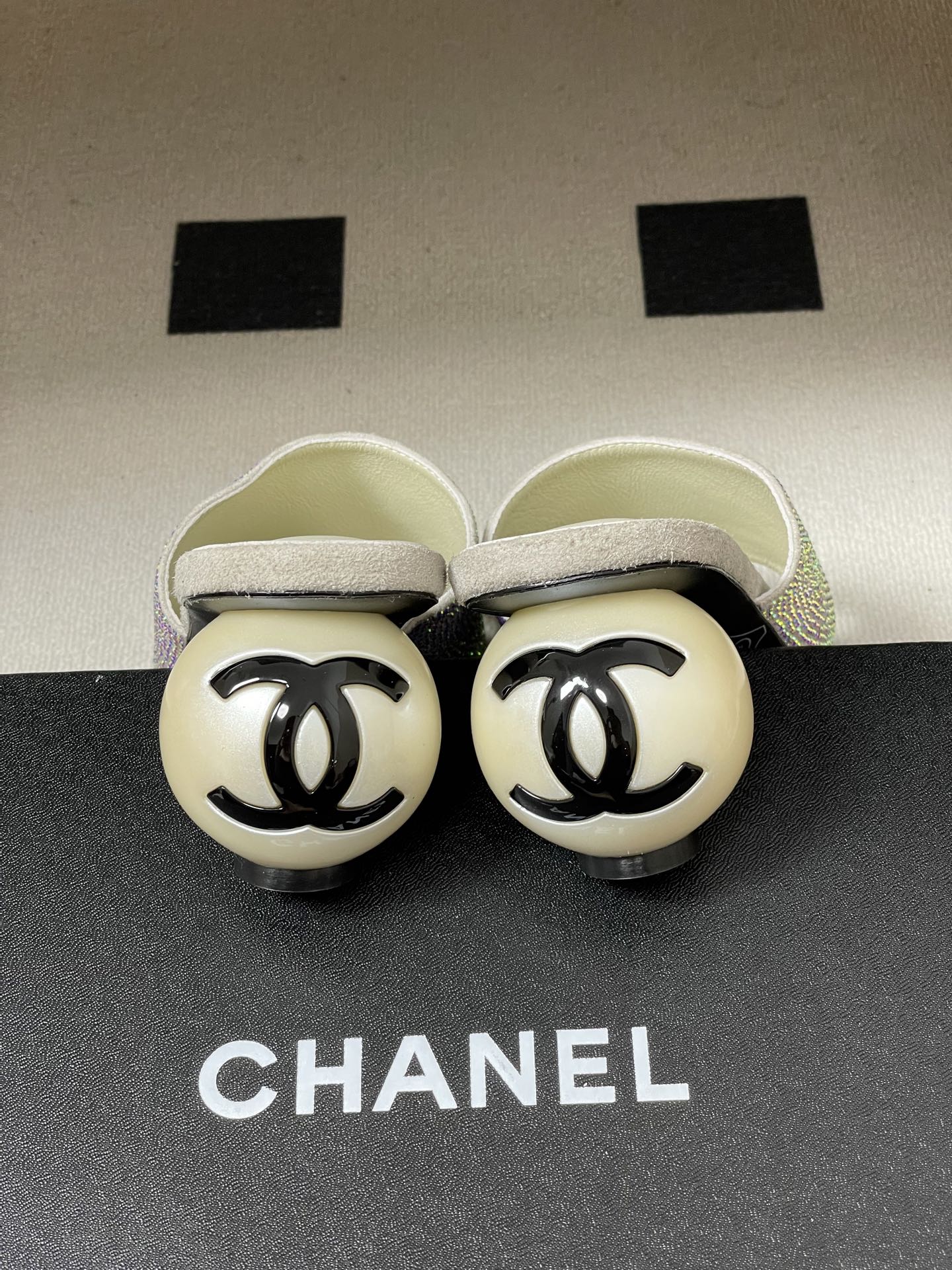 -Chanel 小香2026春夏走秀款双C巨型珍珠跟一字拖鞋经典双C钻面/珍珠蝴蝶结/山茶花高跟凉拖鞋将