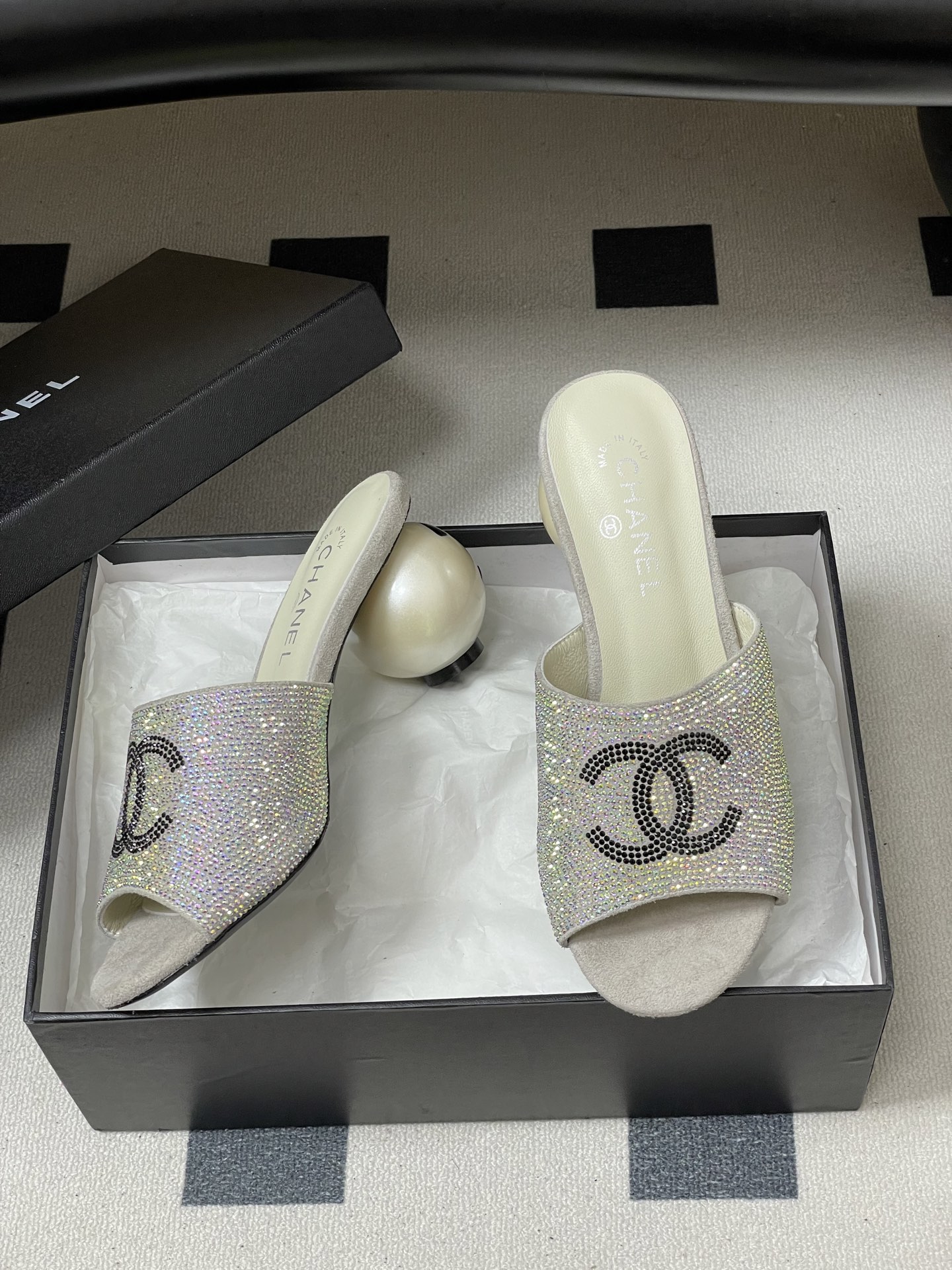 -Chanel 小香2026春夏走秀款双C巨型珍珠跟一字拖鞋经典双C钻面/珍珠蝴蝶结/山茶花高跟凉拖鞋将