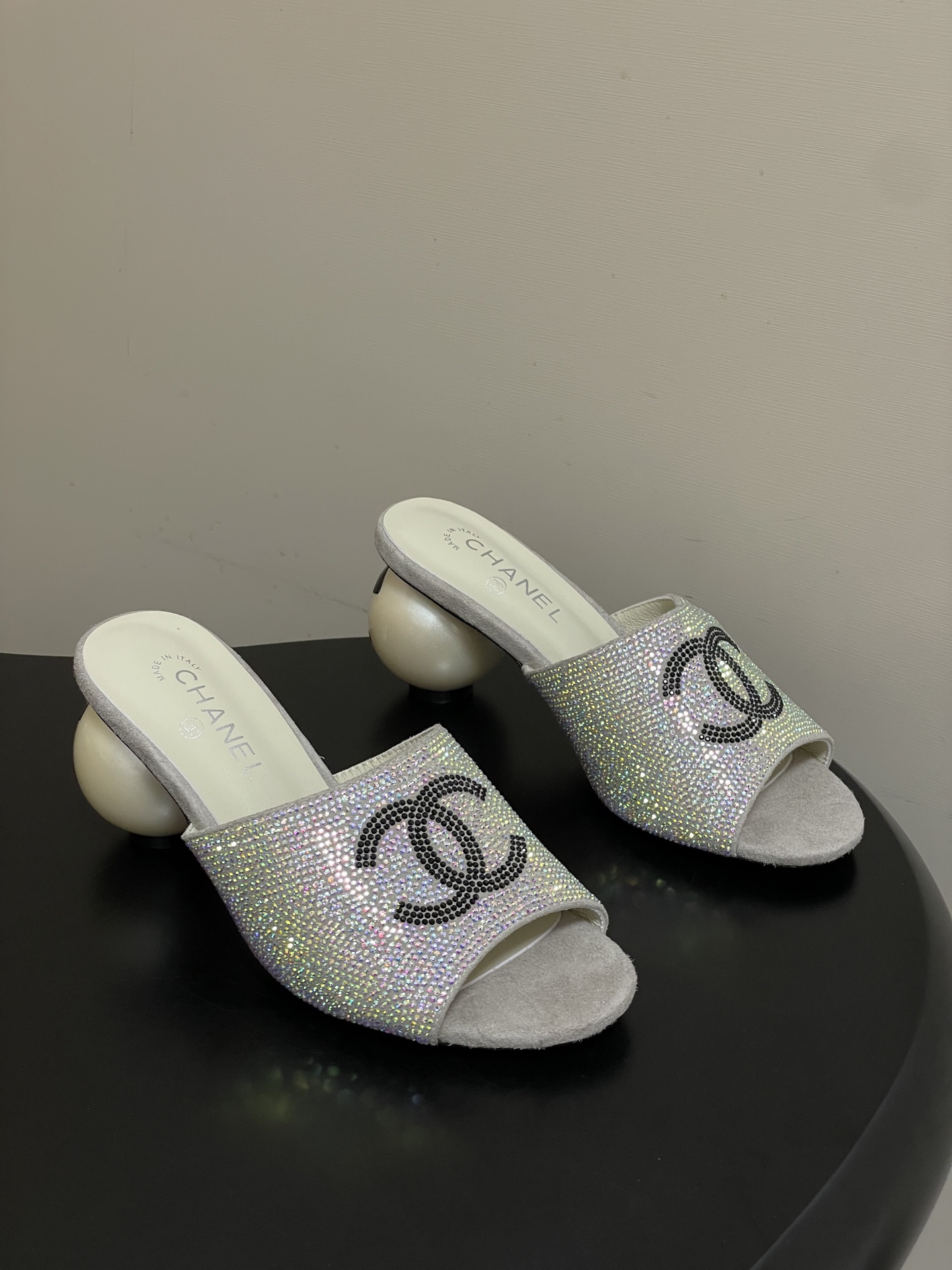 -Chanel 小香2026春夏走秀款双C巨型珍珠跟一字拖鞋经典双C钻面/珍珠蝴蝶结/山茶花高跟凉拖鞋将