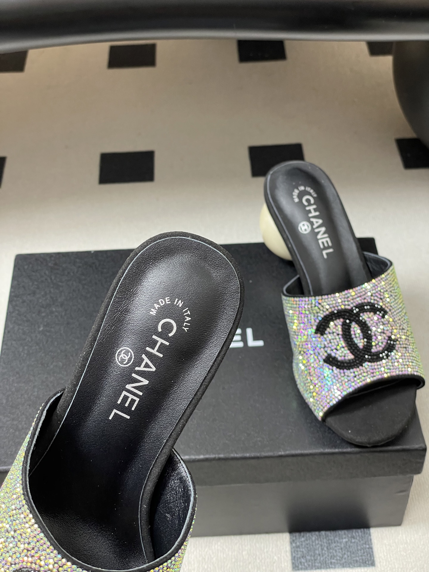 -Chanel 小香2026春夏走秀款双C巨型珍珠跟一字拖鞋经典双C钻面/珍珠蝴蝶结/山茶花高跟凉拖鞋将