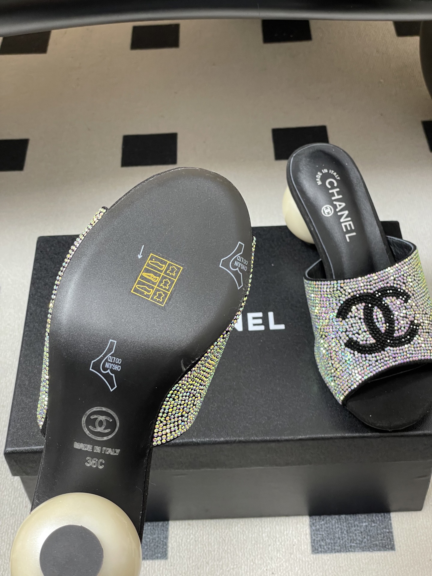 -Chanel 小香2026春夏走秀款双C巨型珍珠跟一字拖鞋经典双C钻面/珍珠蝴蝶结/山茶花高跟凉拖鞋将